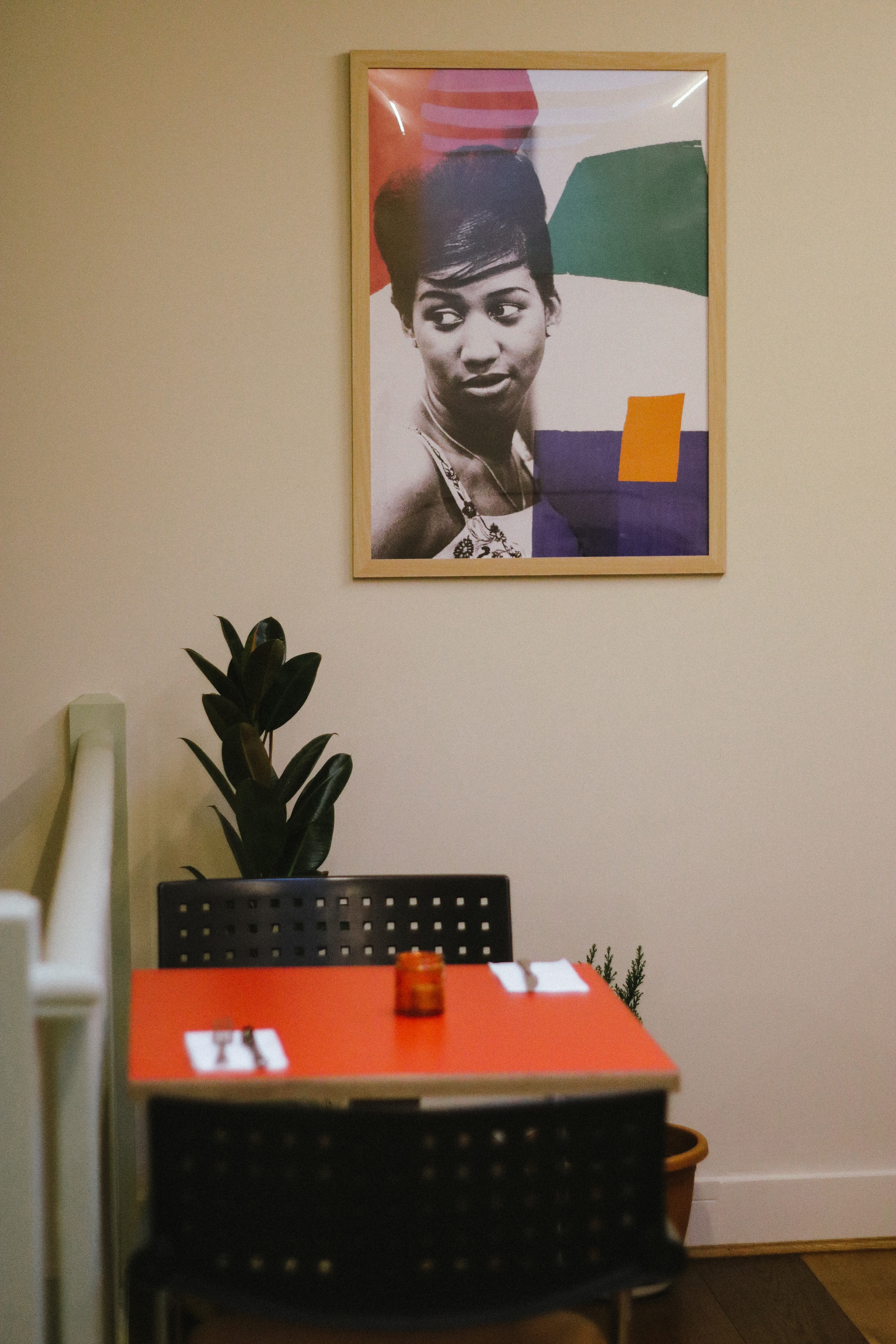 Private dining room with vibrant artwork, ideal for creative meetings and events.