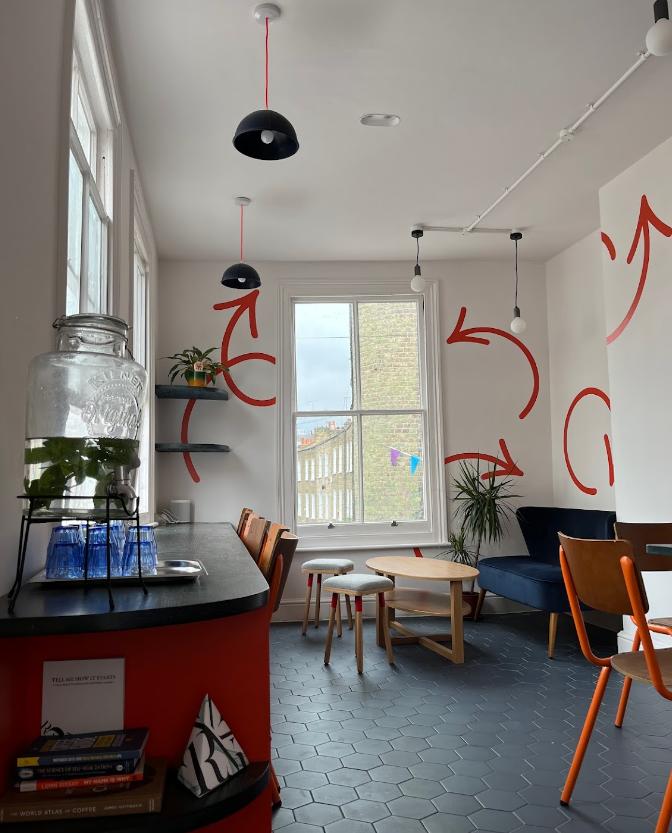 Versatile trampoline venue with natural light, ideal for meetings and brainstorming sessions.