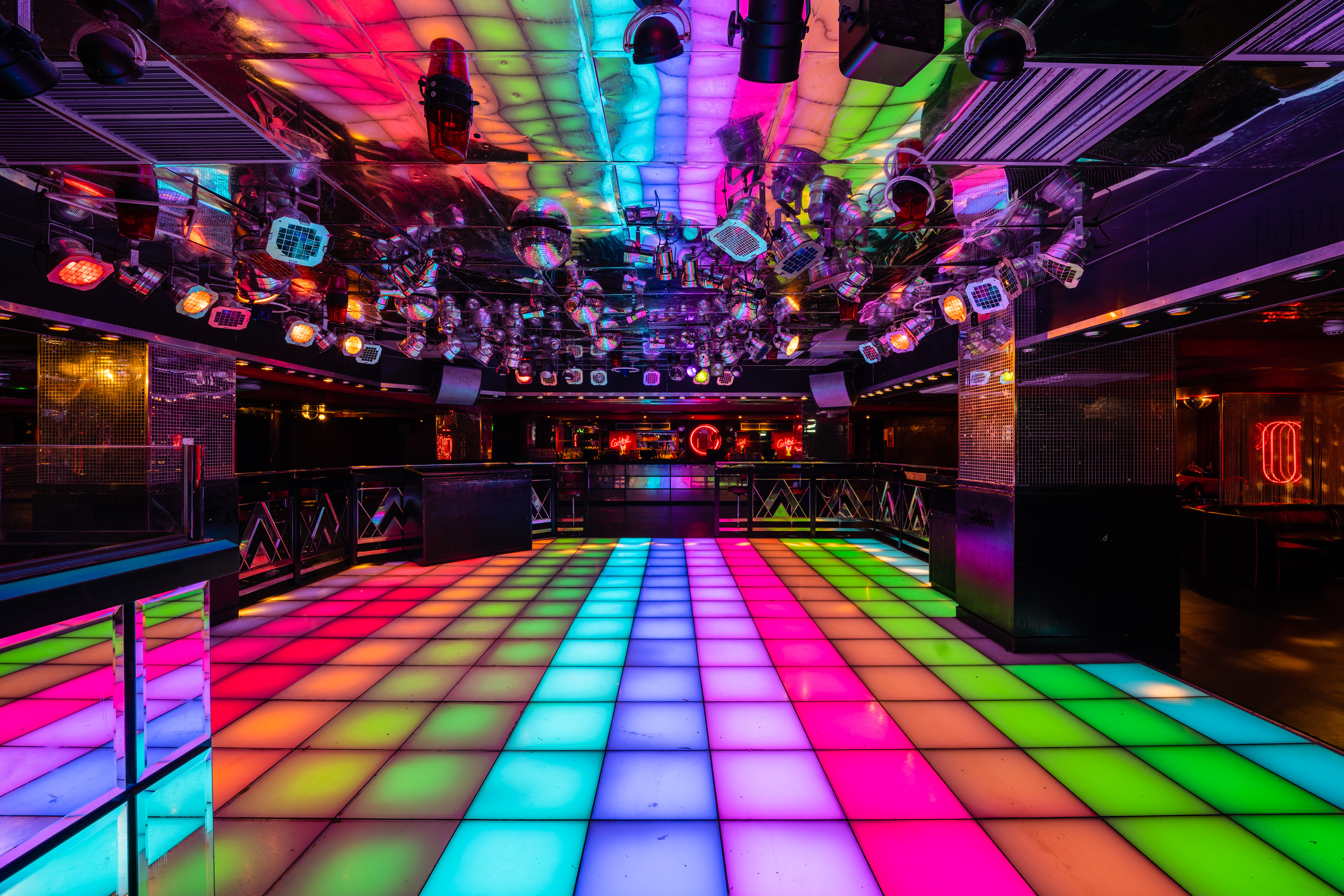 Disco - w3tpcn2hiya.jpg