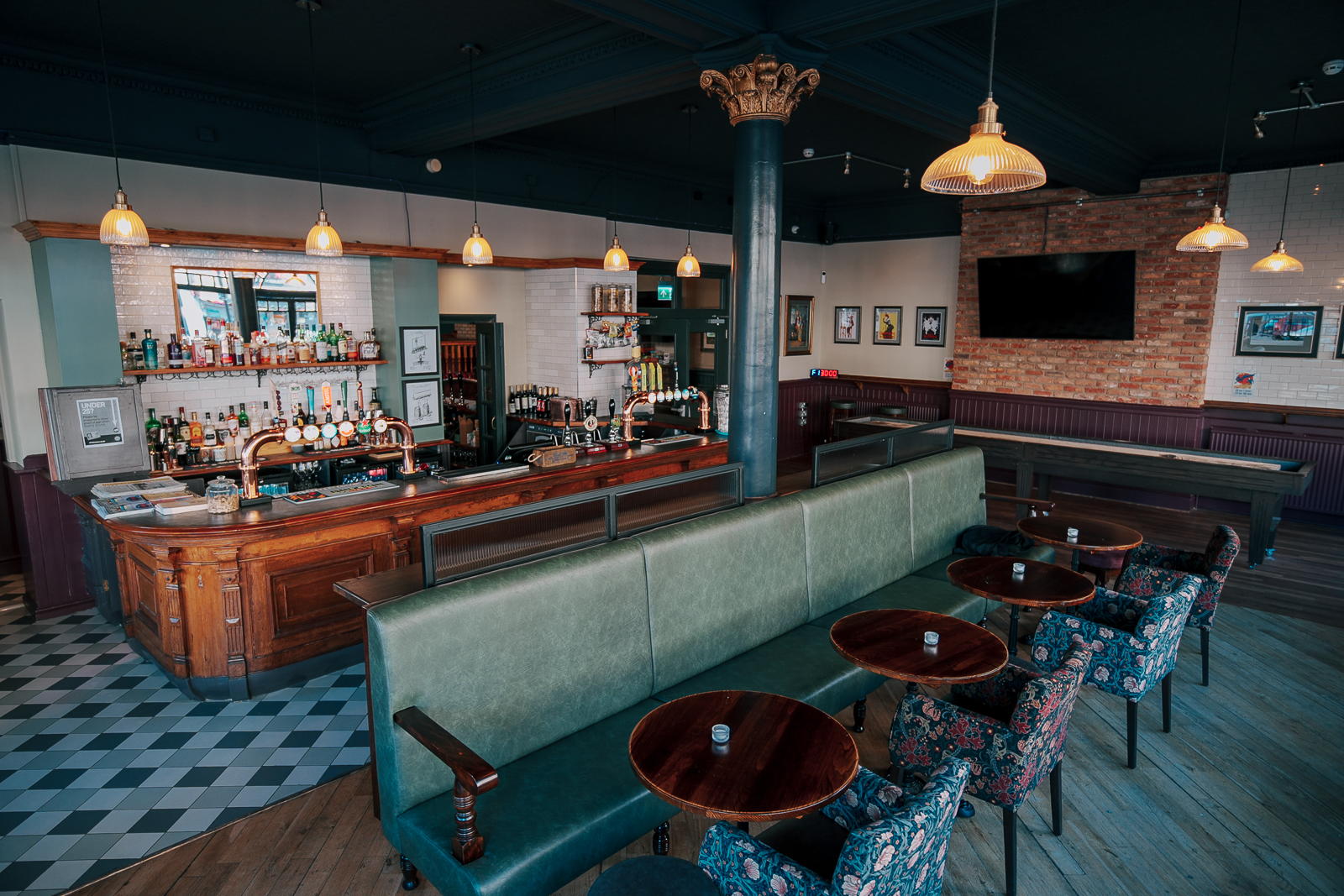 Three Compasses Pub: stylish venue for intimate gatherings and casual meetings.