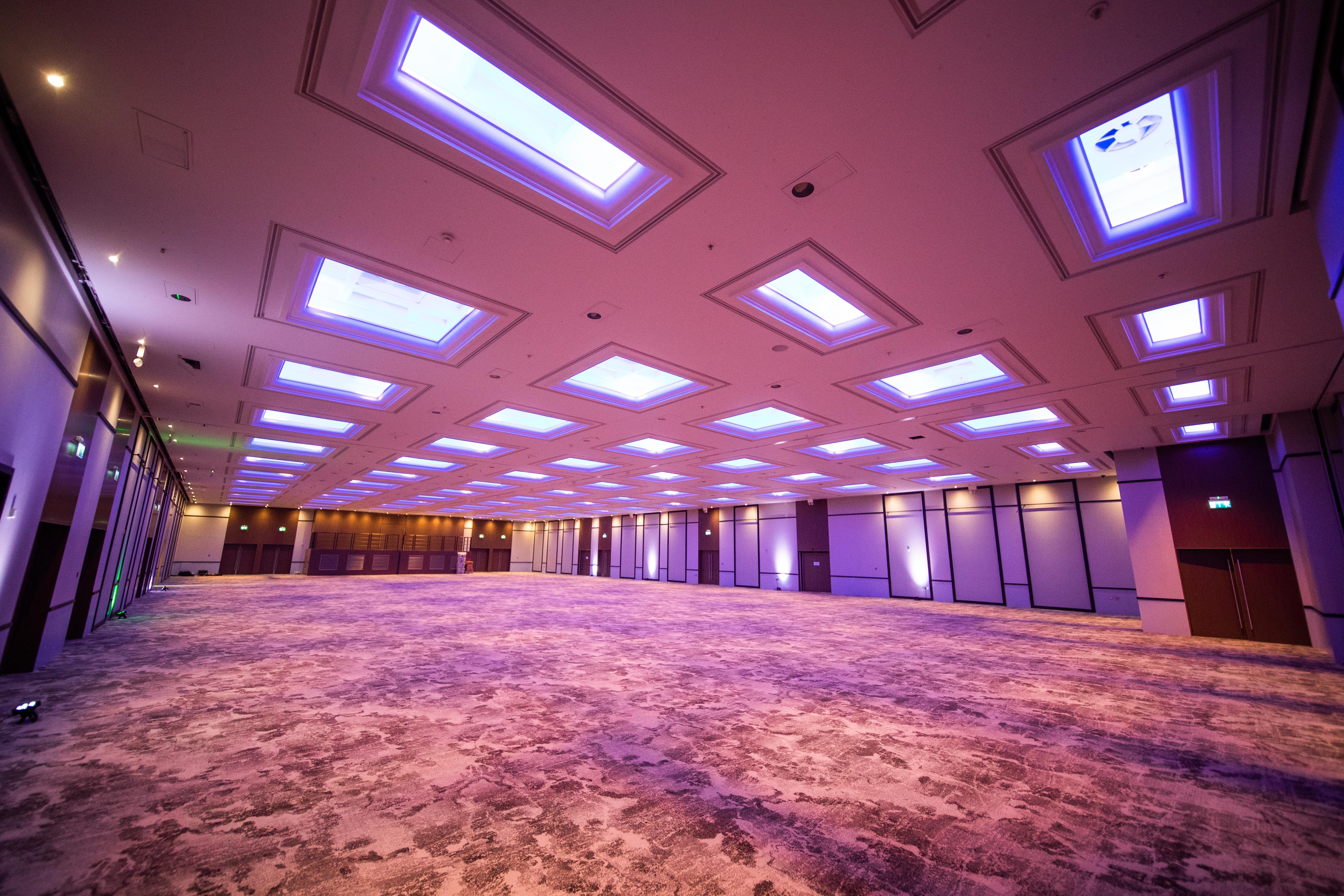 Richmond Suite at Hilton London Metropole, spacious venue for conferences and banquets.