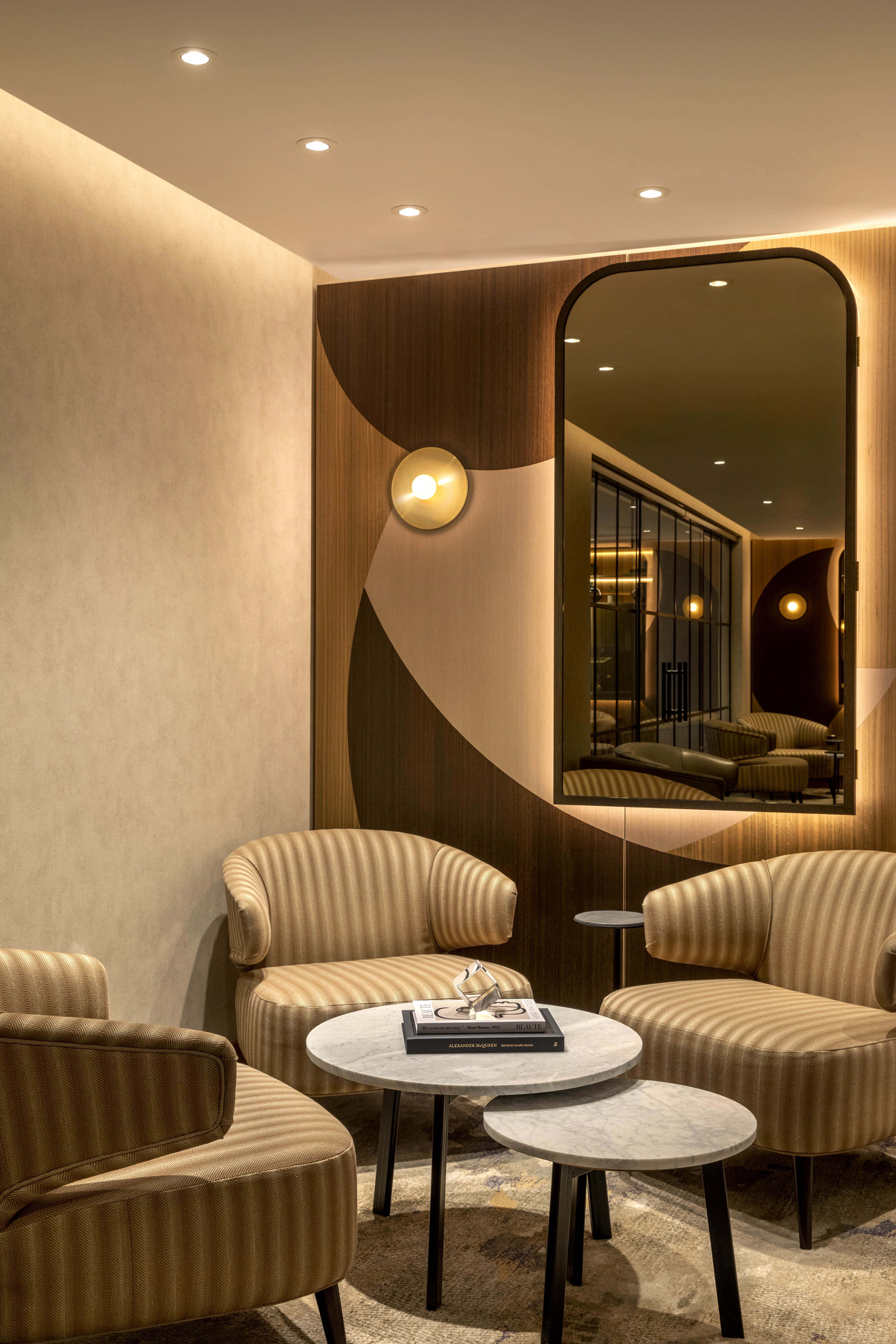 Stylish meeting space at Hoxton Lounge, Hilton London Metropole, ideal for networking events.