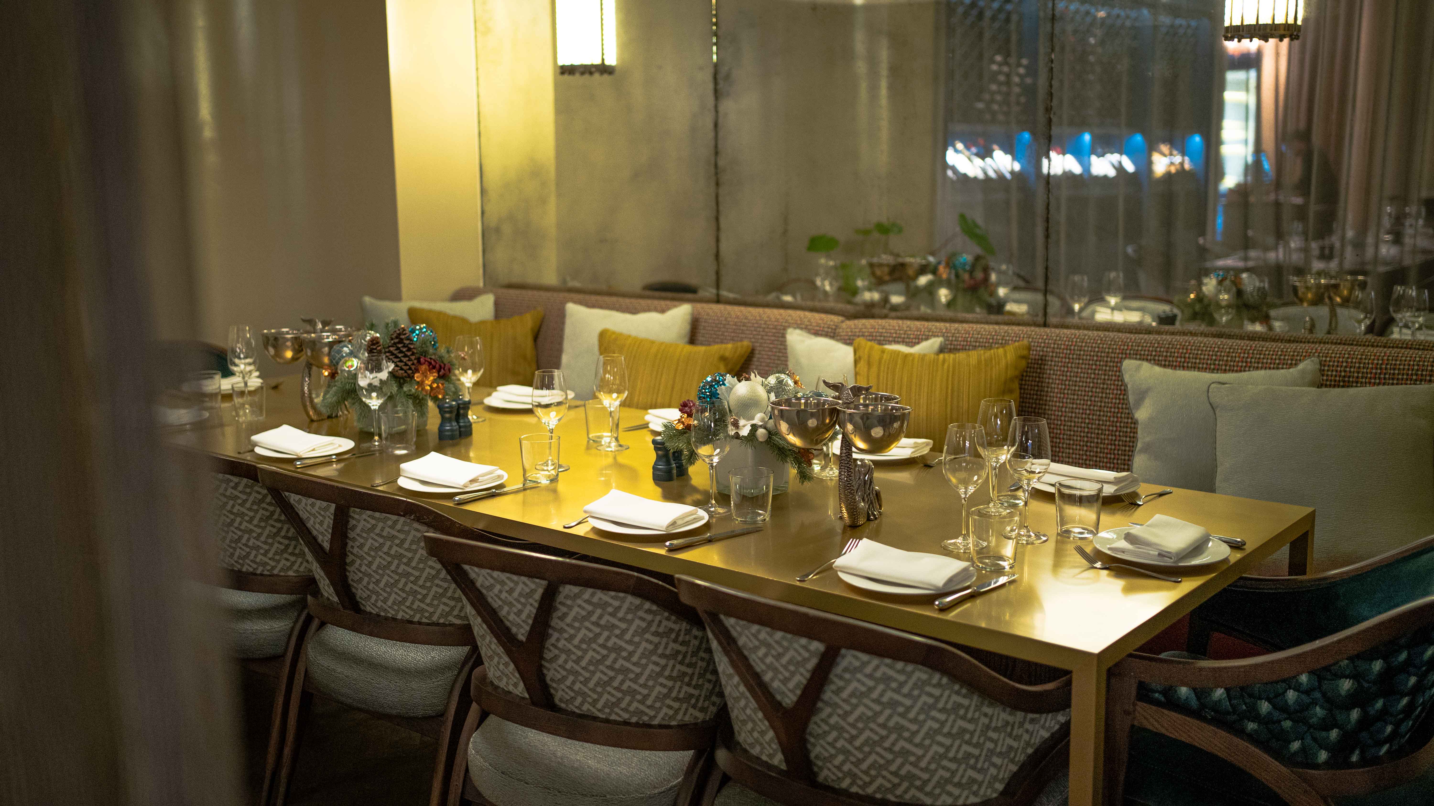 Elegant dining table with gold accents at Casa Matilde for corporate dinners and gatherings.