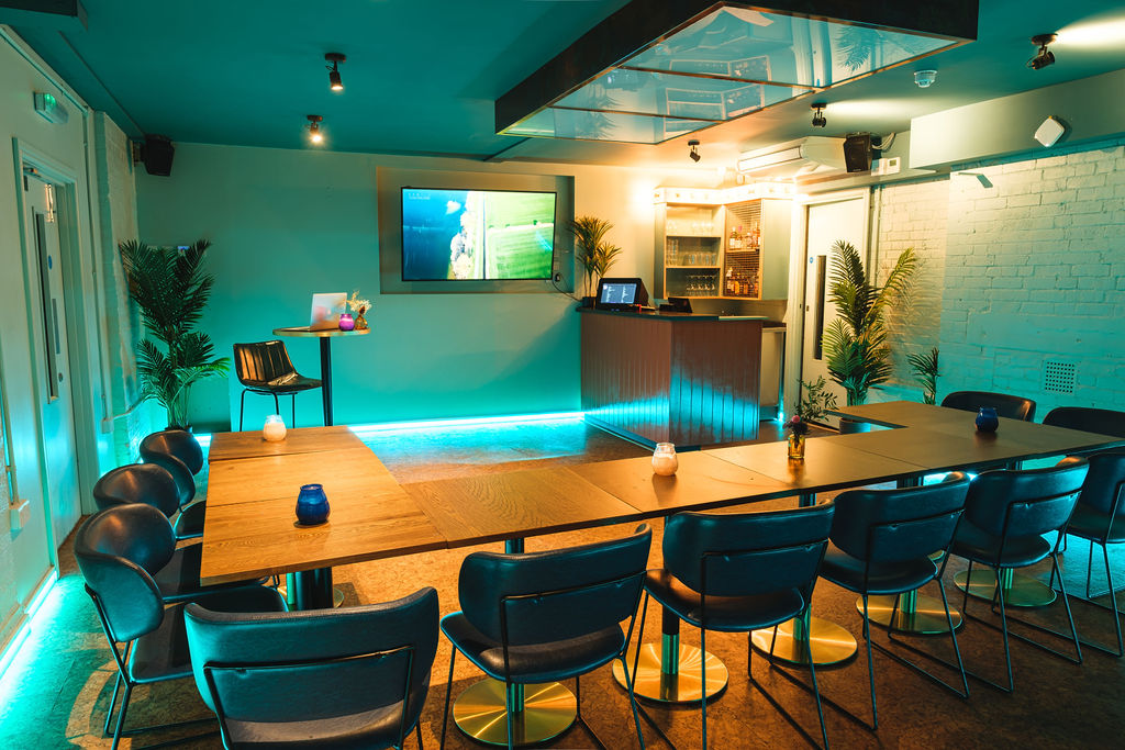 Modern meeting space with long table, ideal for corporate events and workshops.