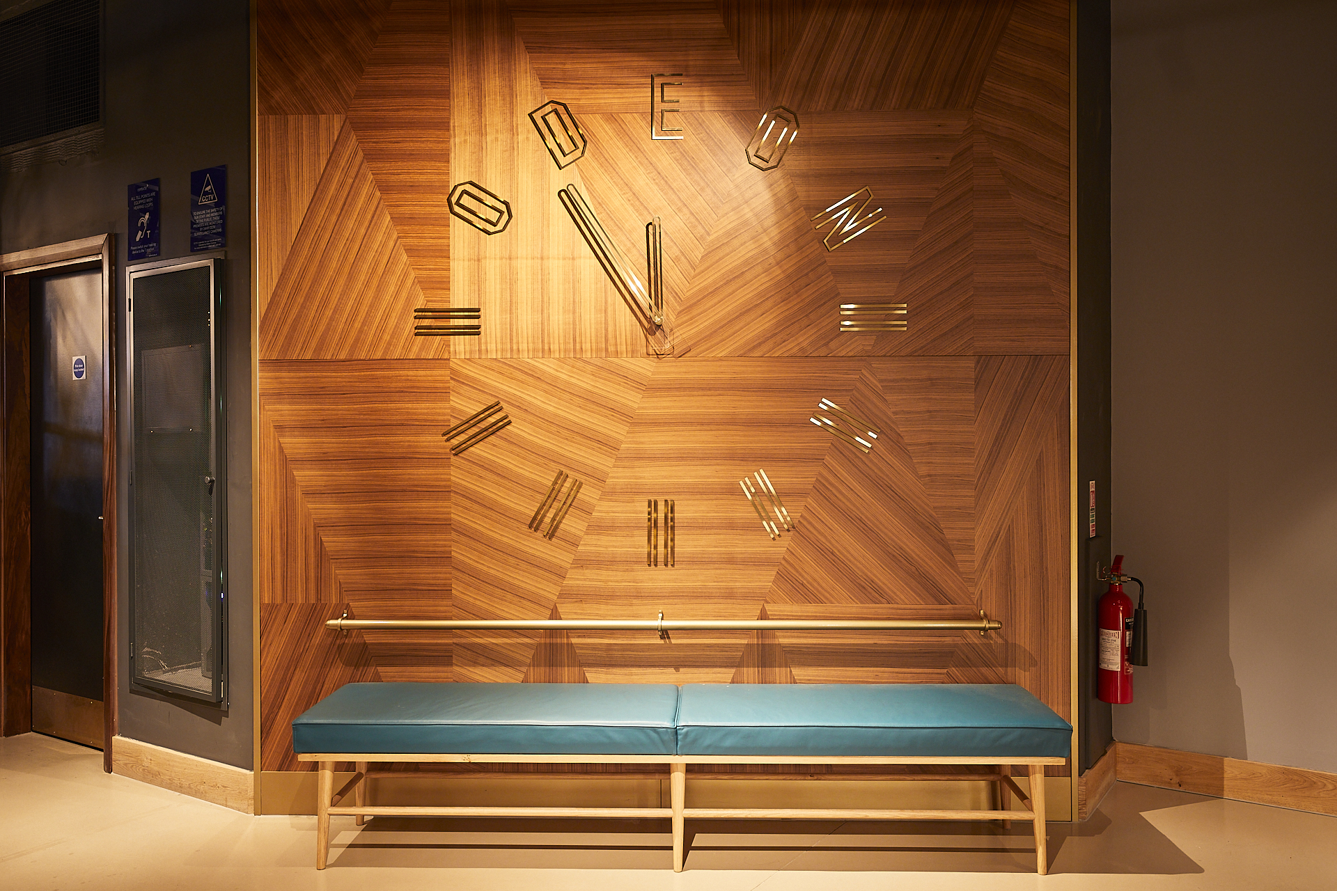 Foyer & Oscar's Bar - 20nt1rriw4u.jpg