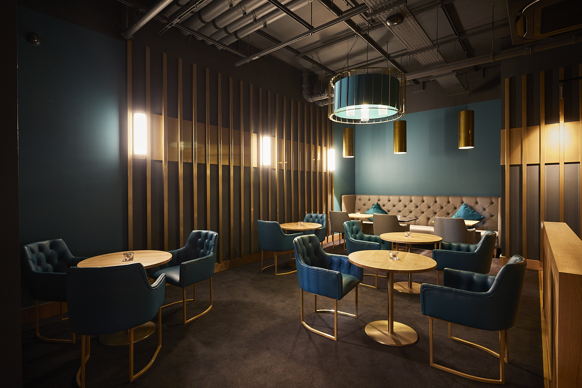 Foyer & Oscar's Bar - uuiag13aqrc.jpg