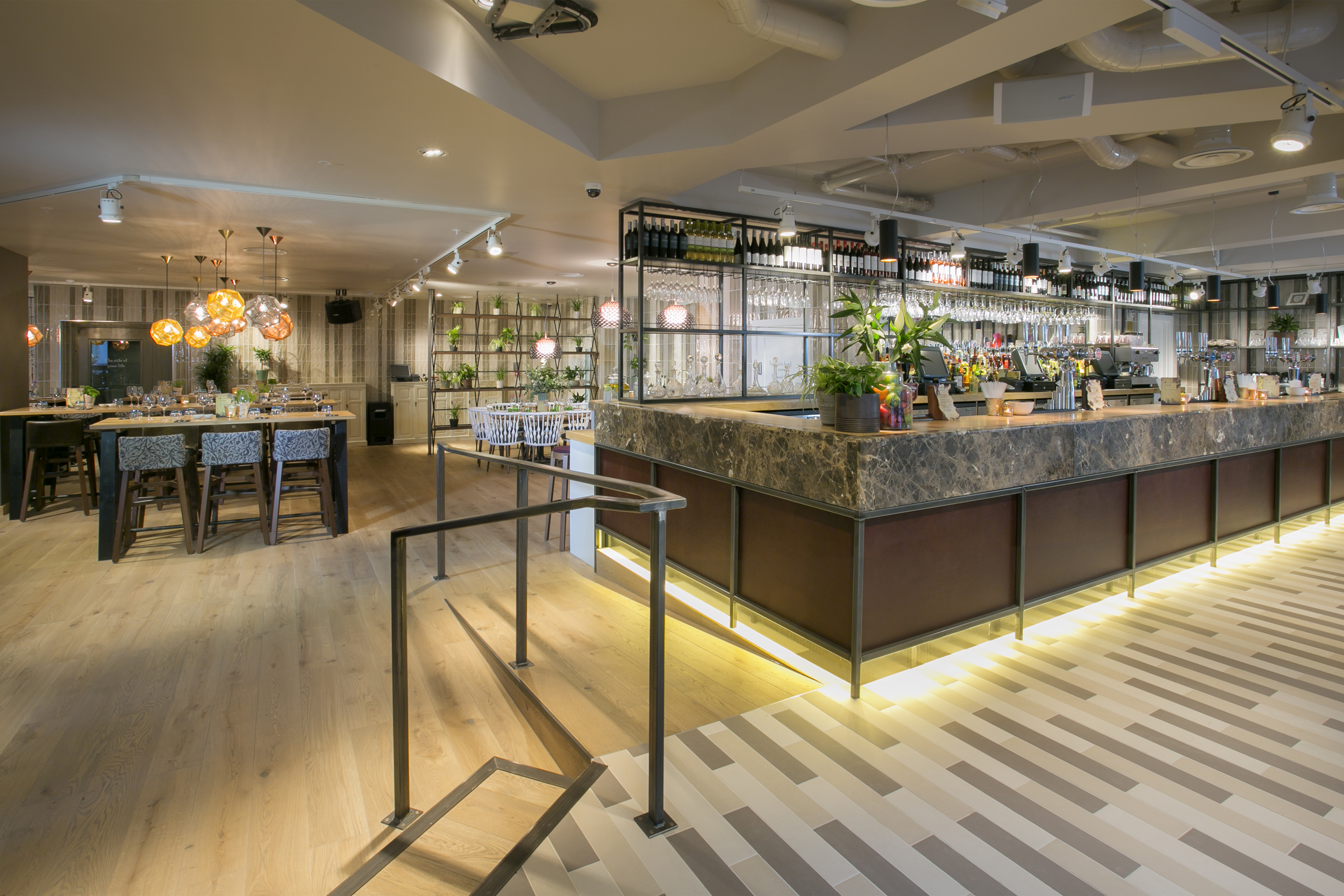 Modern event venue with stylish bar, ideal for meetings and gatherings.