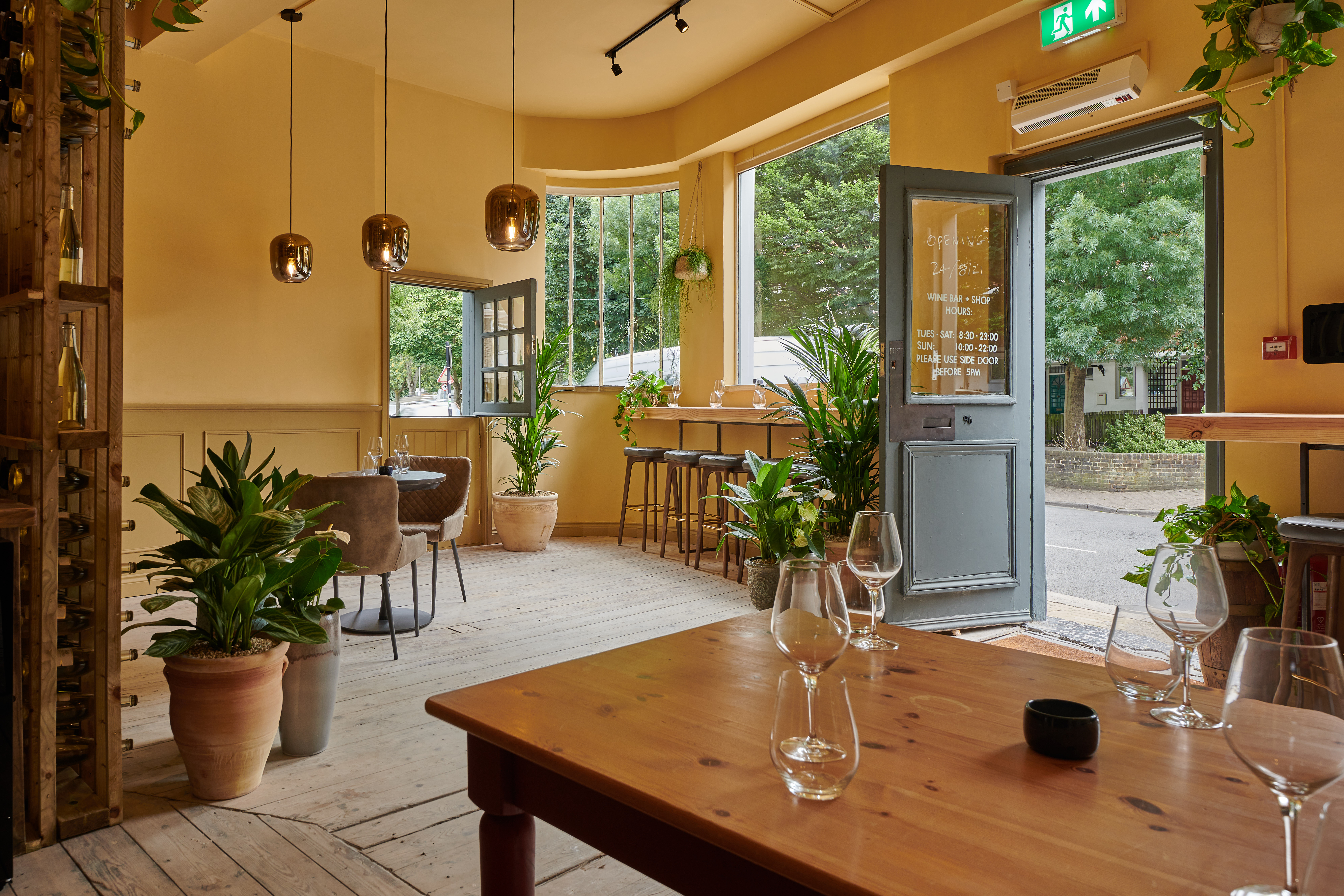 Bright event space with natural light for workshops and receptions in Aspen & Meursault.