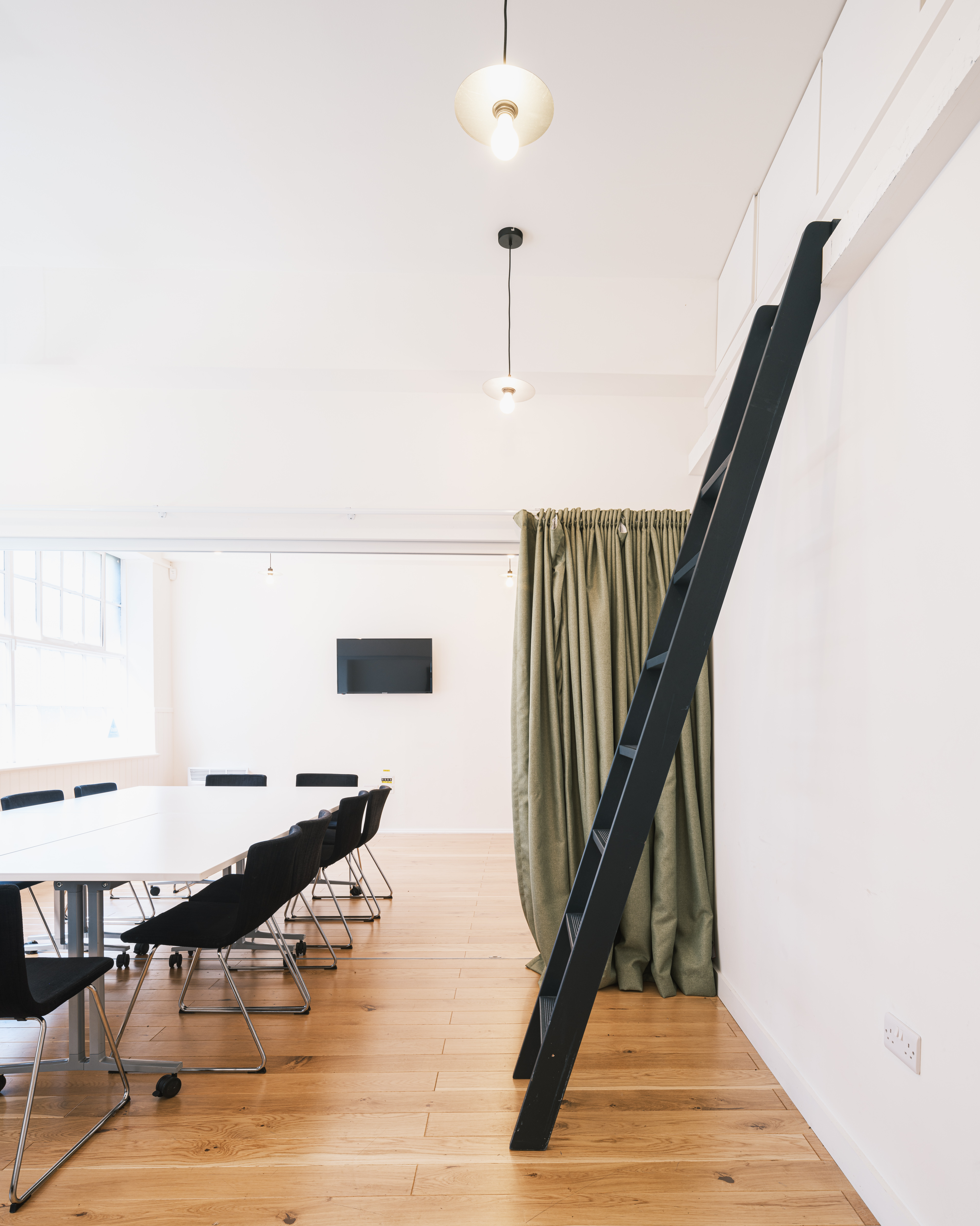 Modern meeting space in King's House with long table, ideal for conferences and brainstorming.