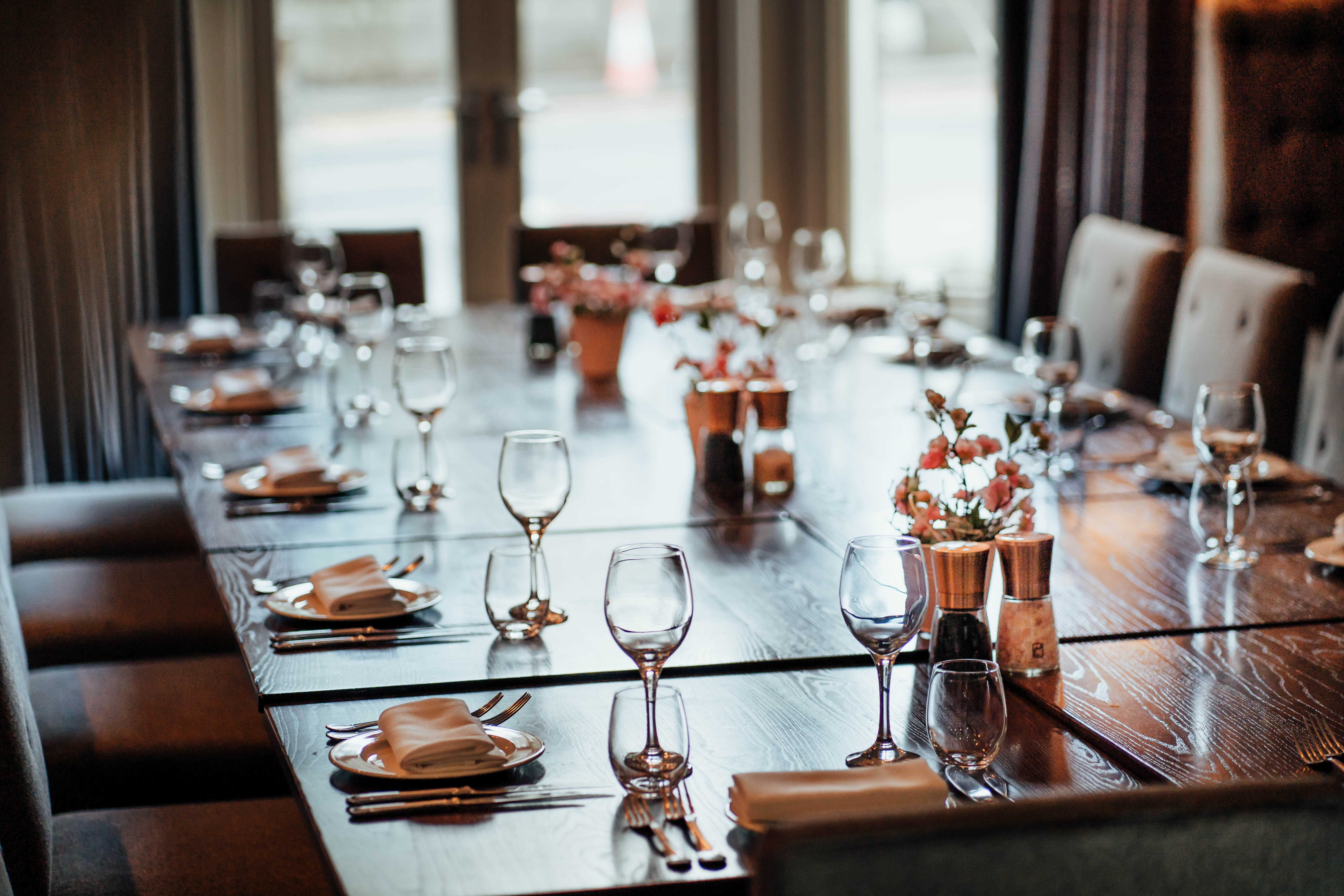 Elegant dining table at Club Prive, The Roseate Edinburgh for corporate events.