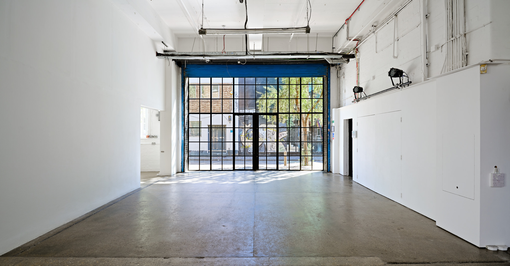 Studio 1 - 5 - mo1onvb02t3.jpg