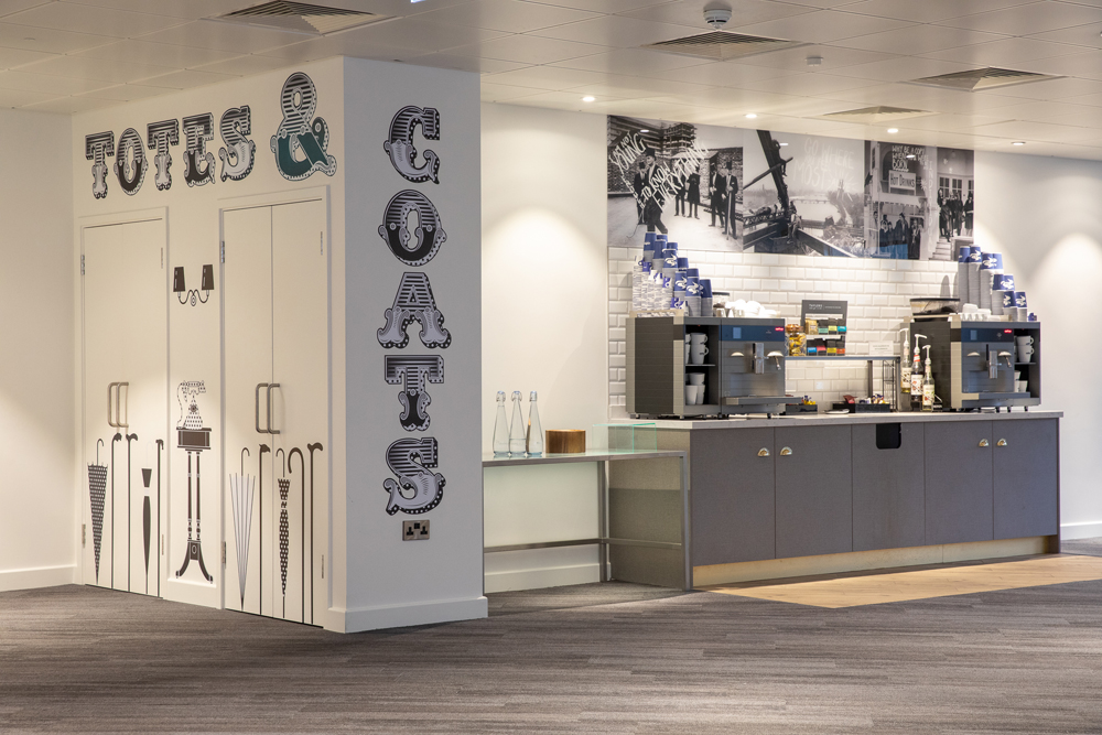 Stylish event space with refreshment area for networking at etc.venues Monument.