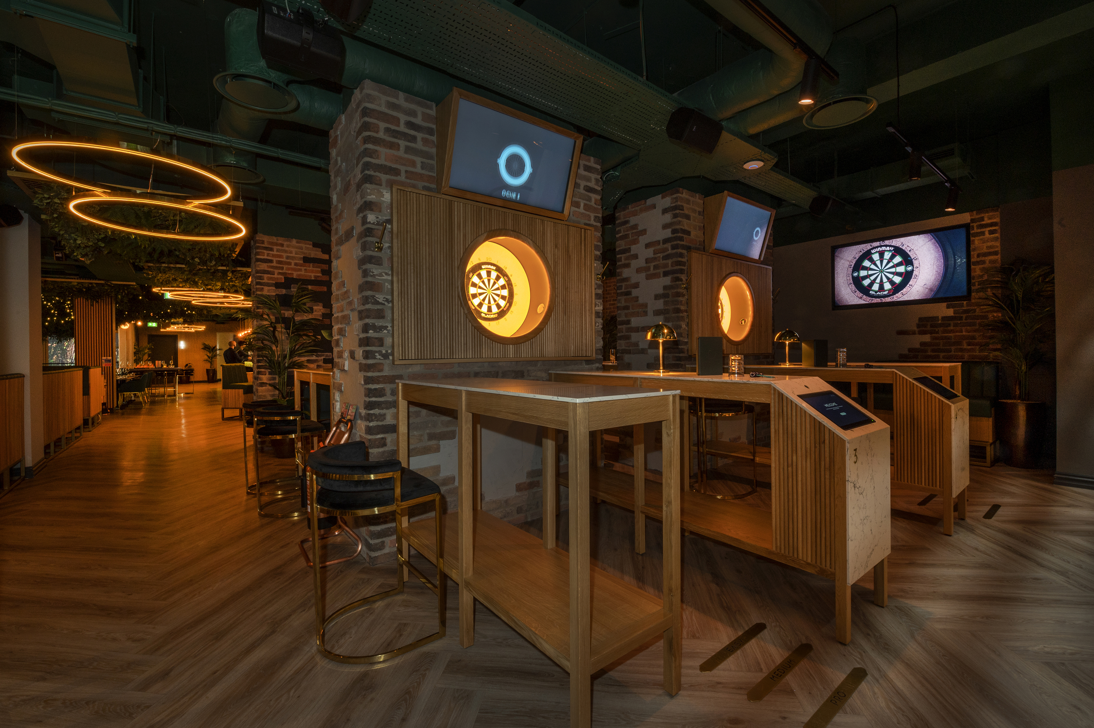 Modern event space in Oslo with wooden furnishings, ideal for networking and team-building.