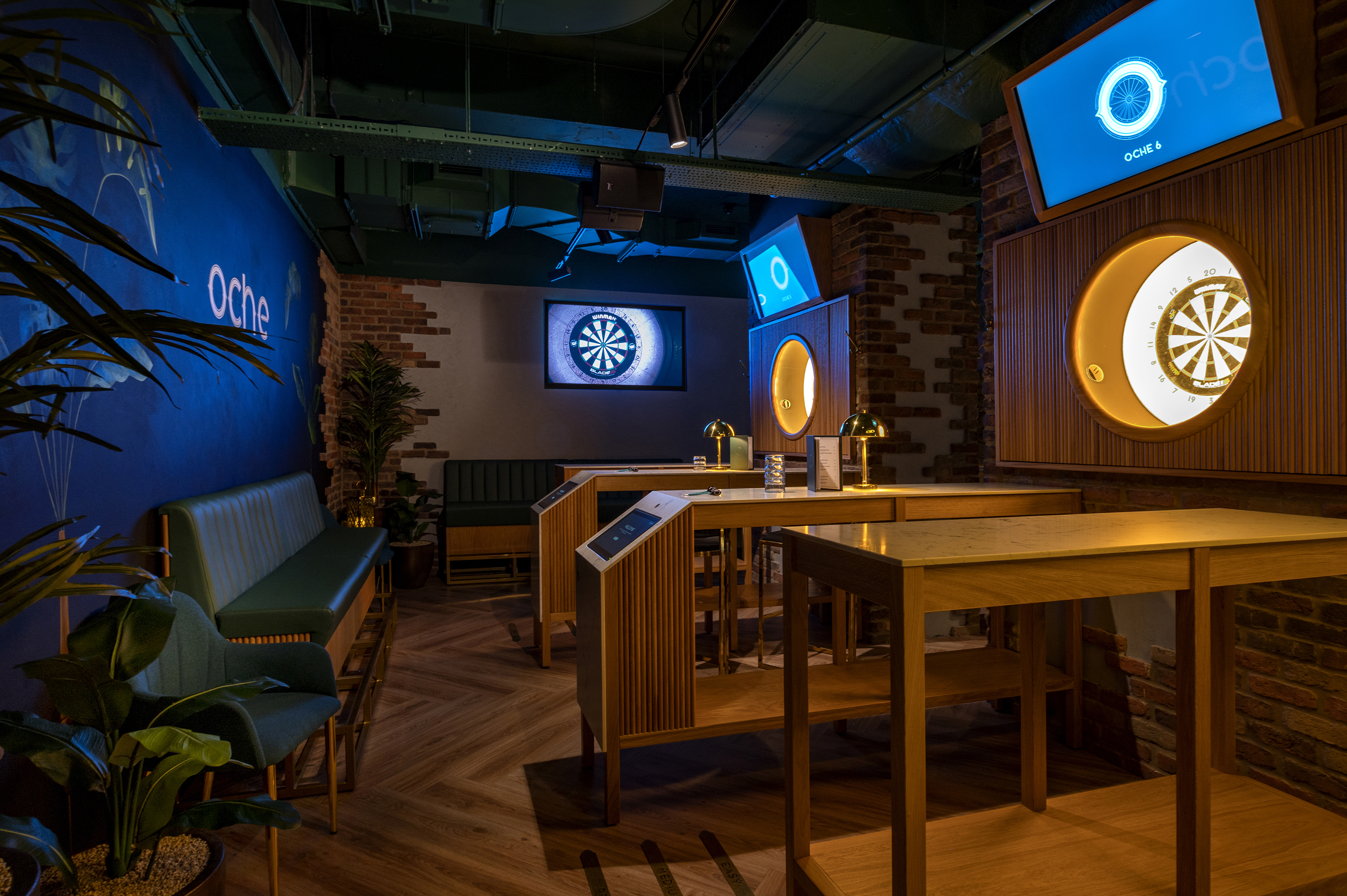 Modern event space in Oslo with wooden tables, ideal for networking and team-building.