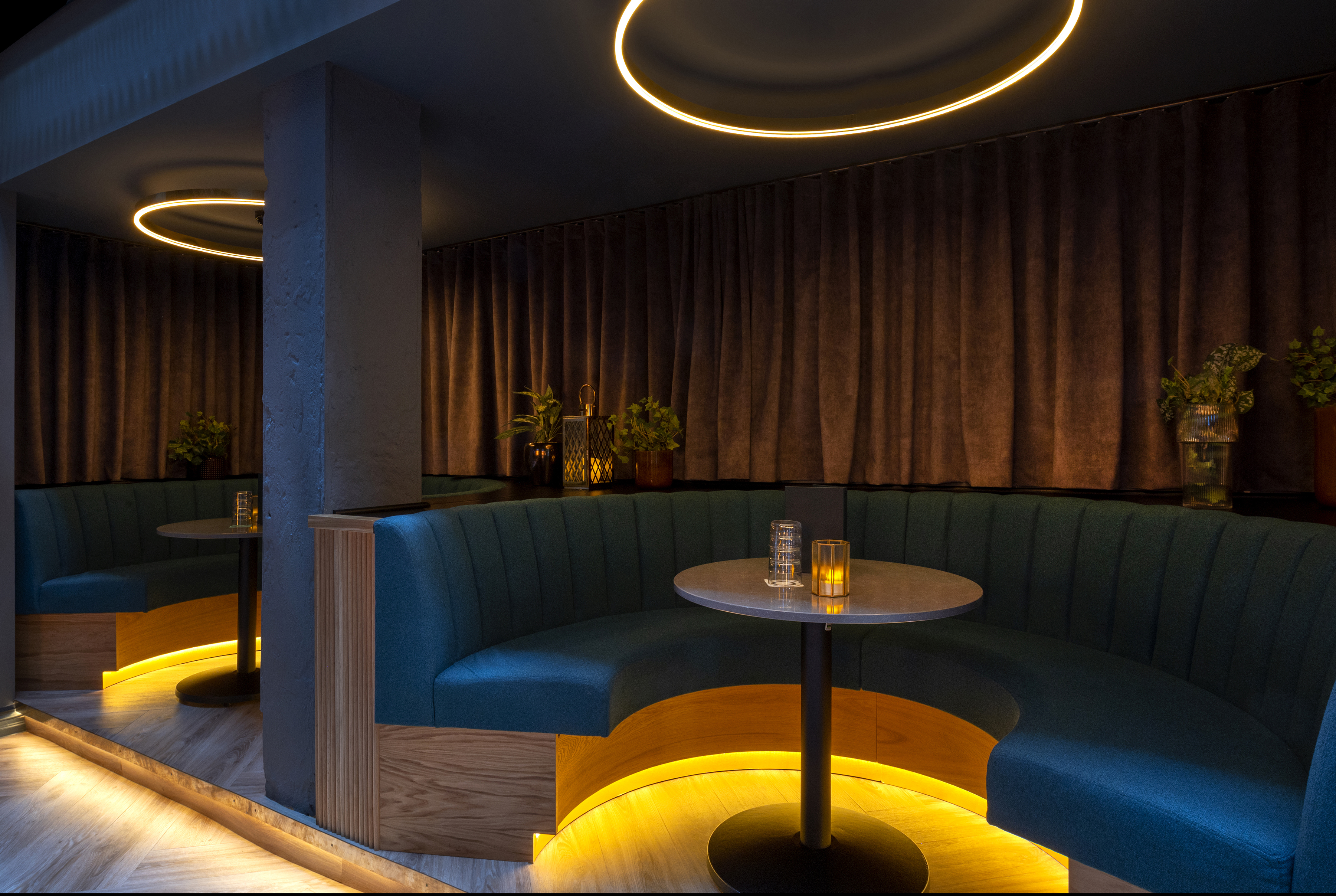 Stylish seating area in Oslo Oches, perfect for networking events and gatherings.