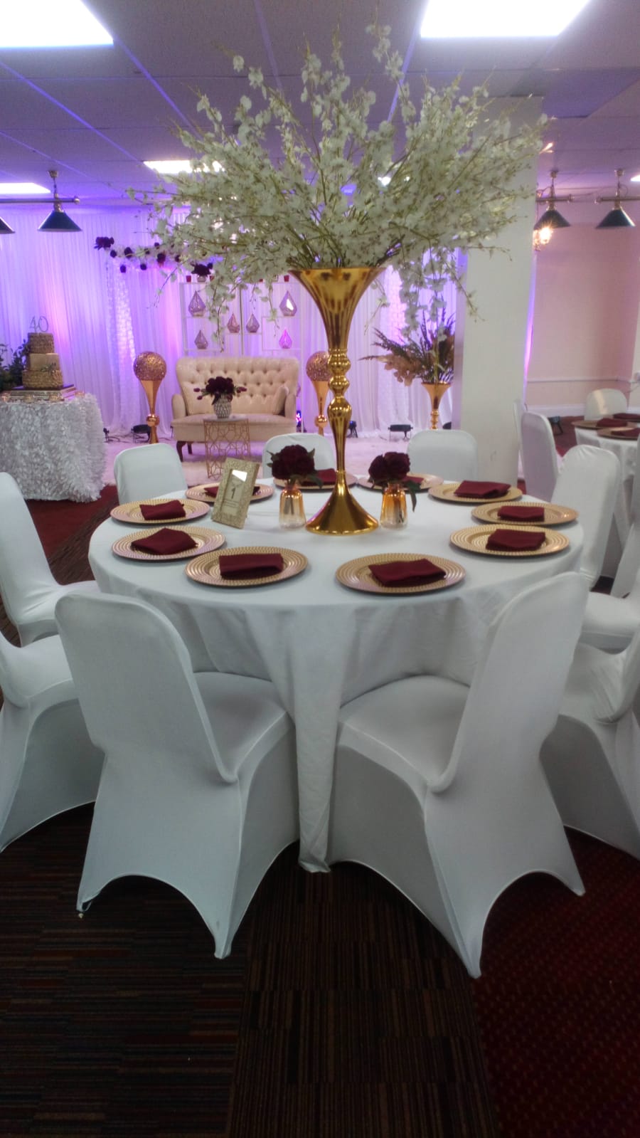 Elegant round table setting with gold accents for weddings and formal events.