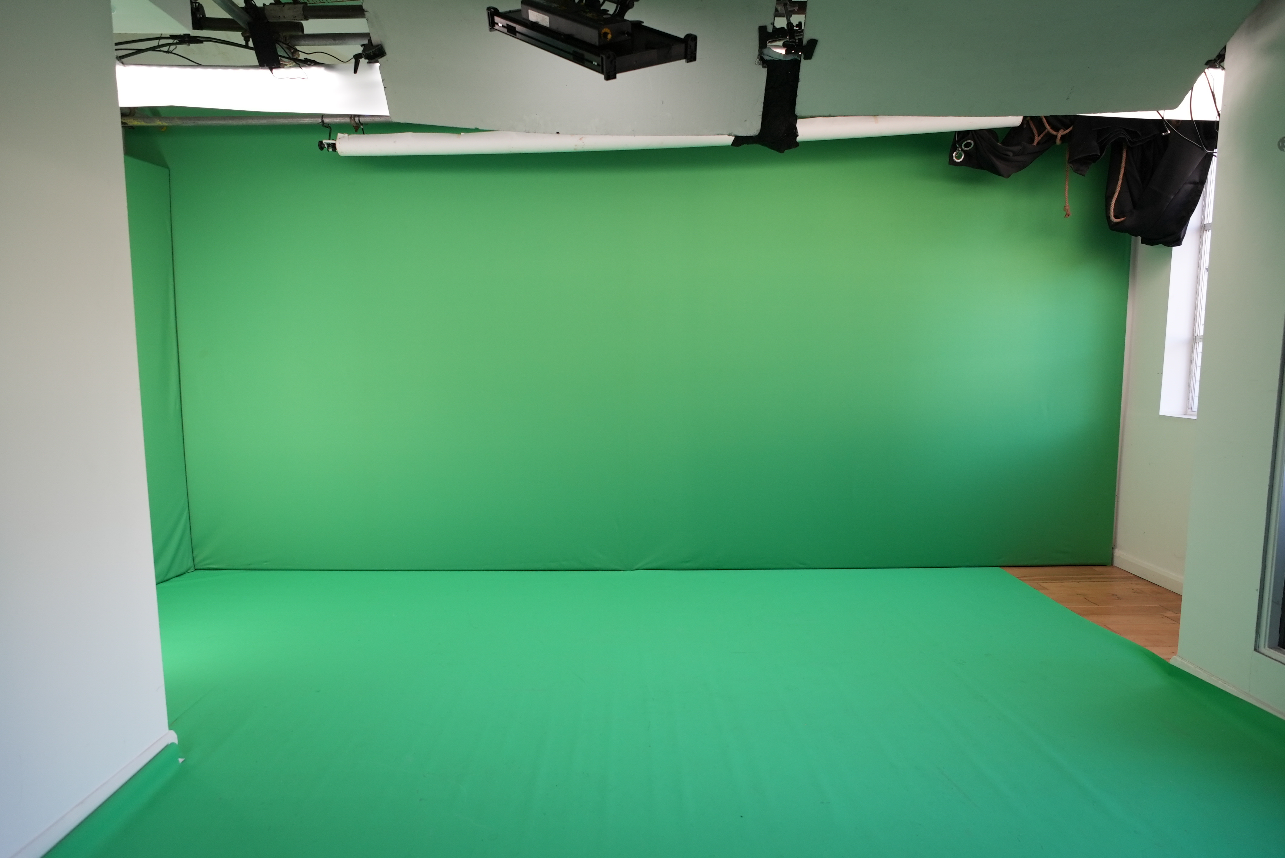 Versatile green screen setup for virtual events and hybrid meetings in Peckham Studio.