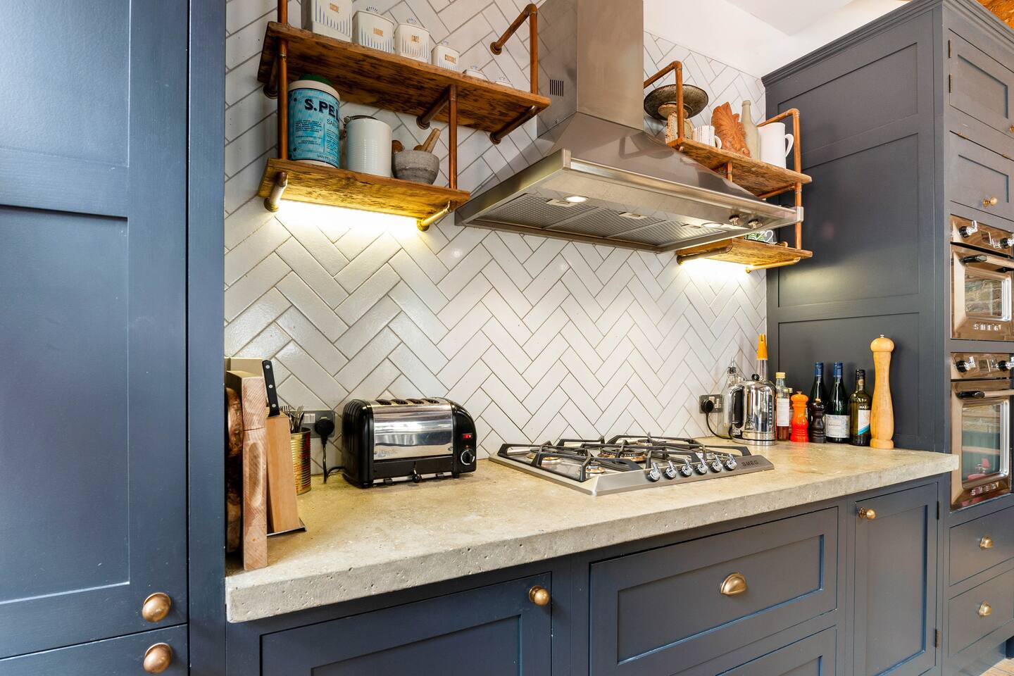 Modern kitchen in Shoreditch warehouse loft for culinary events and cooking classes.