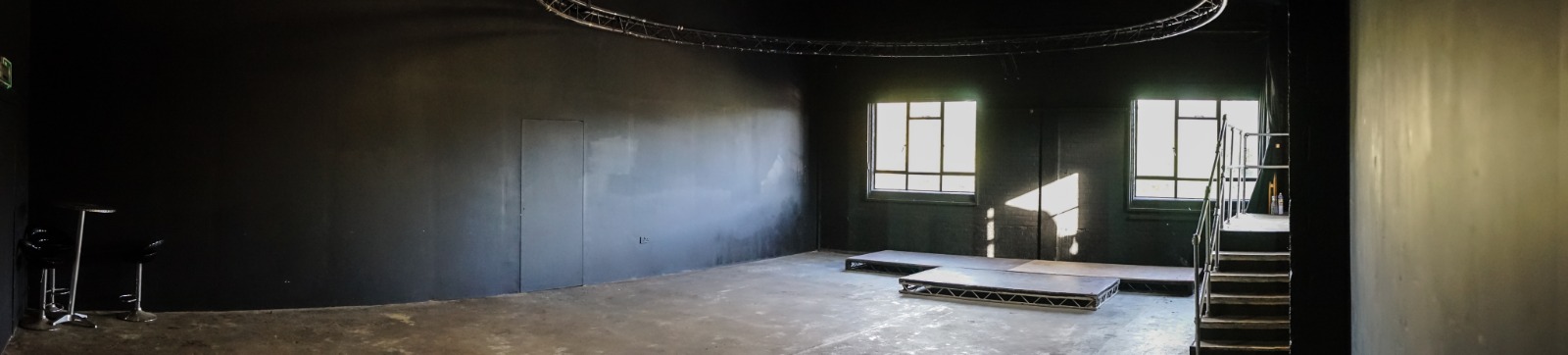 Versatile Black Box Studio with minimalist design, ideal for events and workshops.