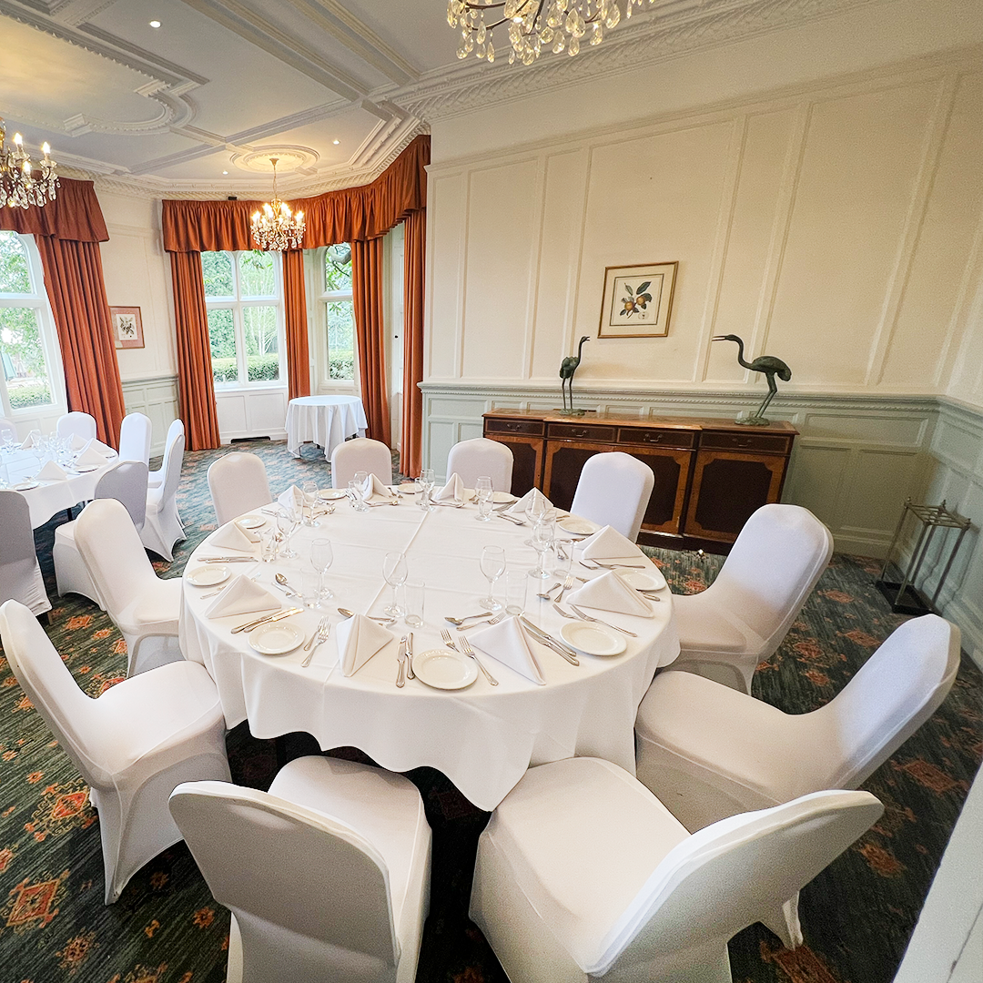 Elegant meeting space with round table, ideal for corporate events and dining.