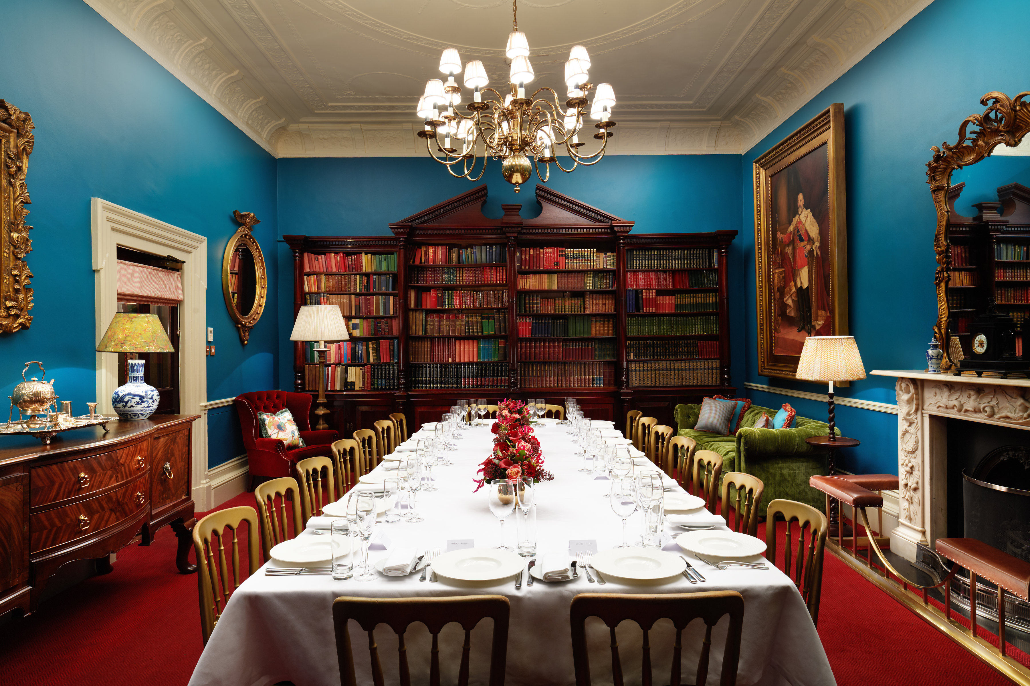 Elegant meeting space with long table, ideal for formal dinners and strategic meetings.