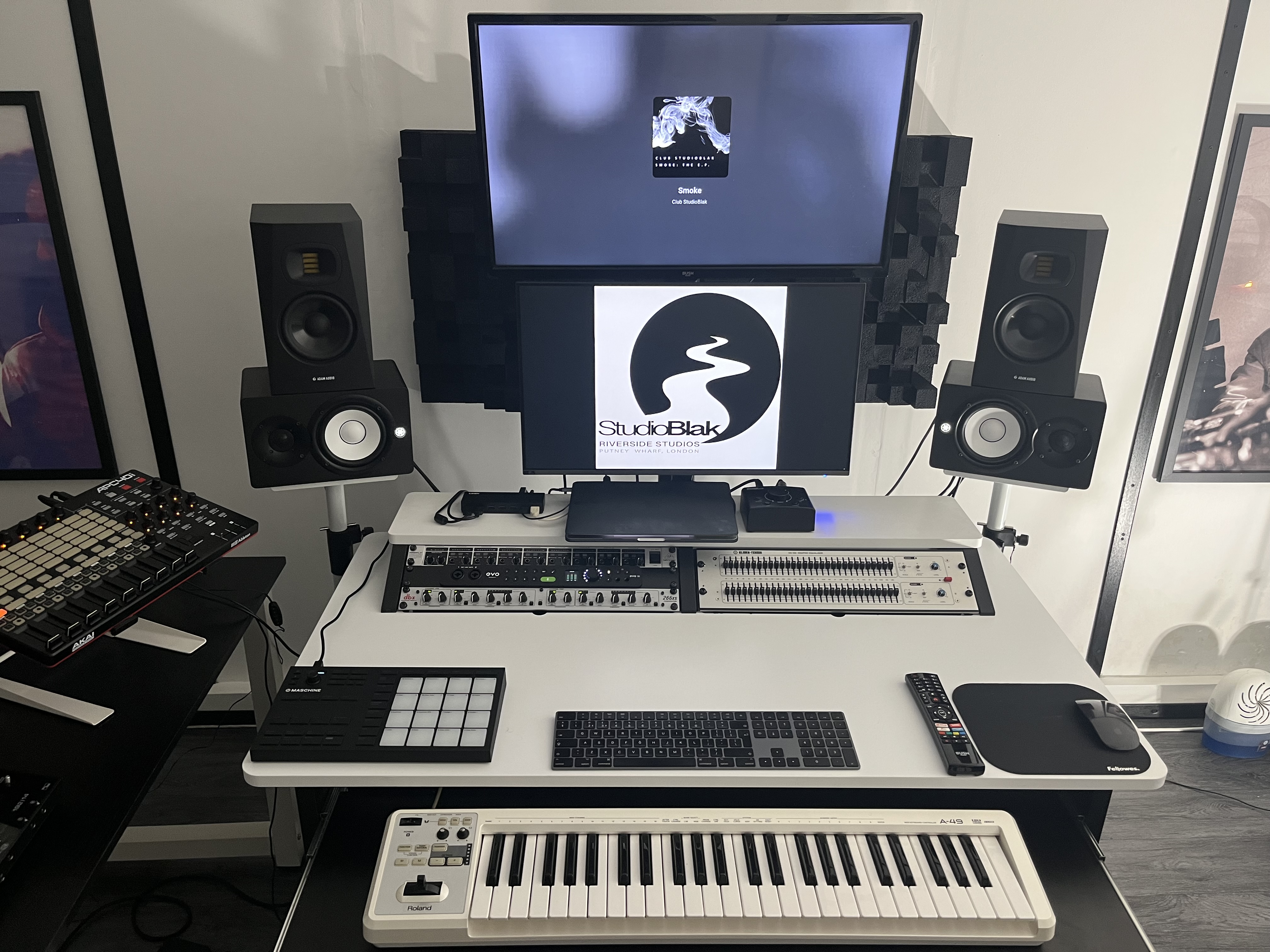 Modern audio production setup at Studioblak Studios for creative workshops and music events.