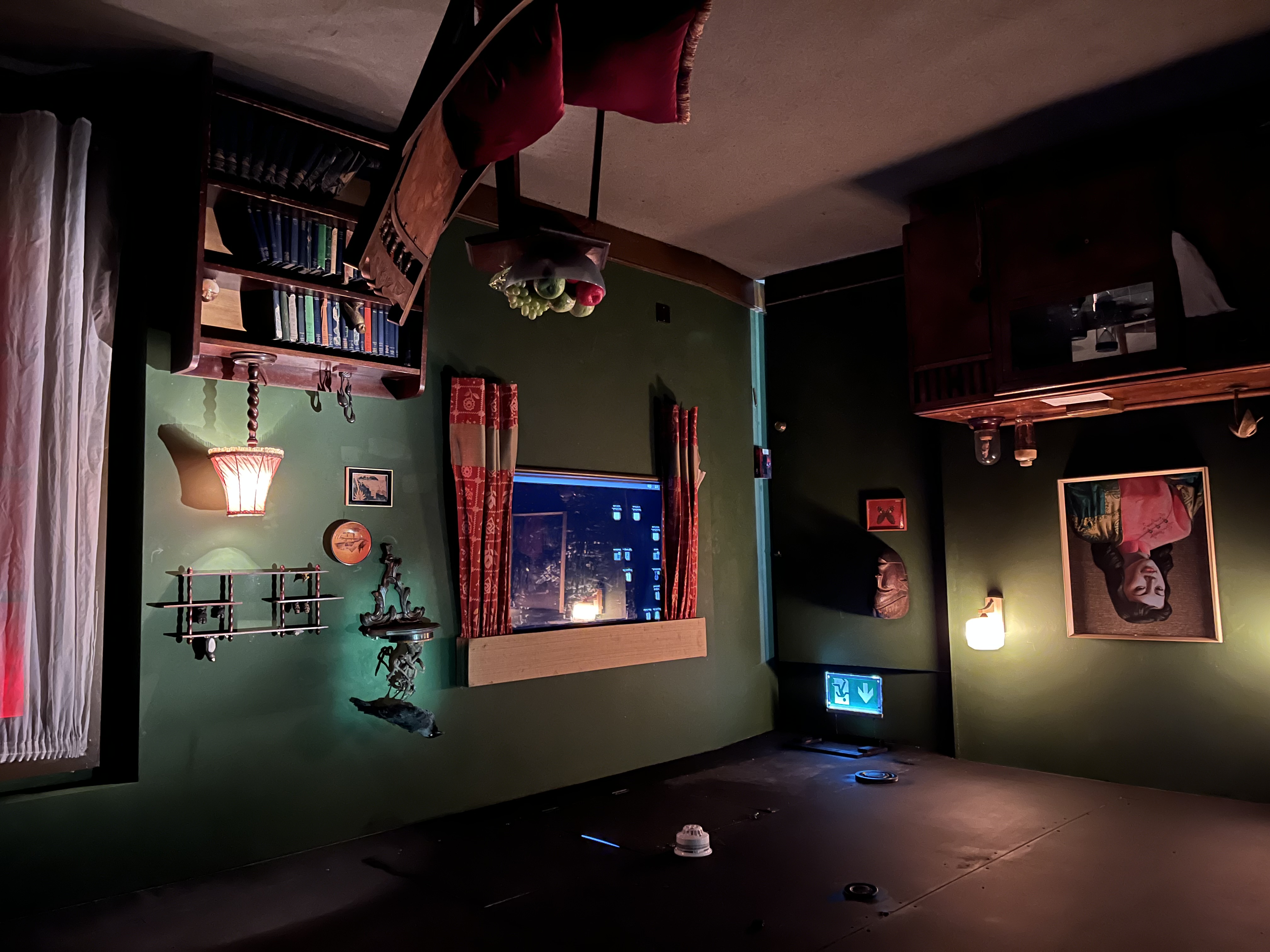 Spooky Escape Room: vintage meeting space with warm lighting for creative events.