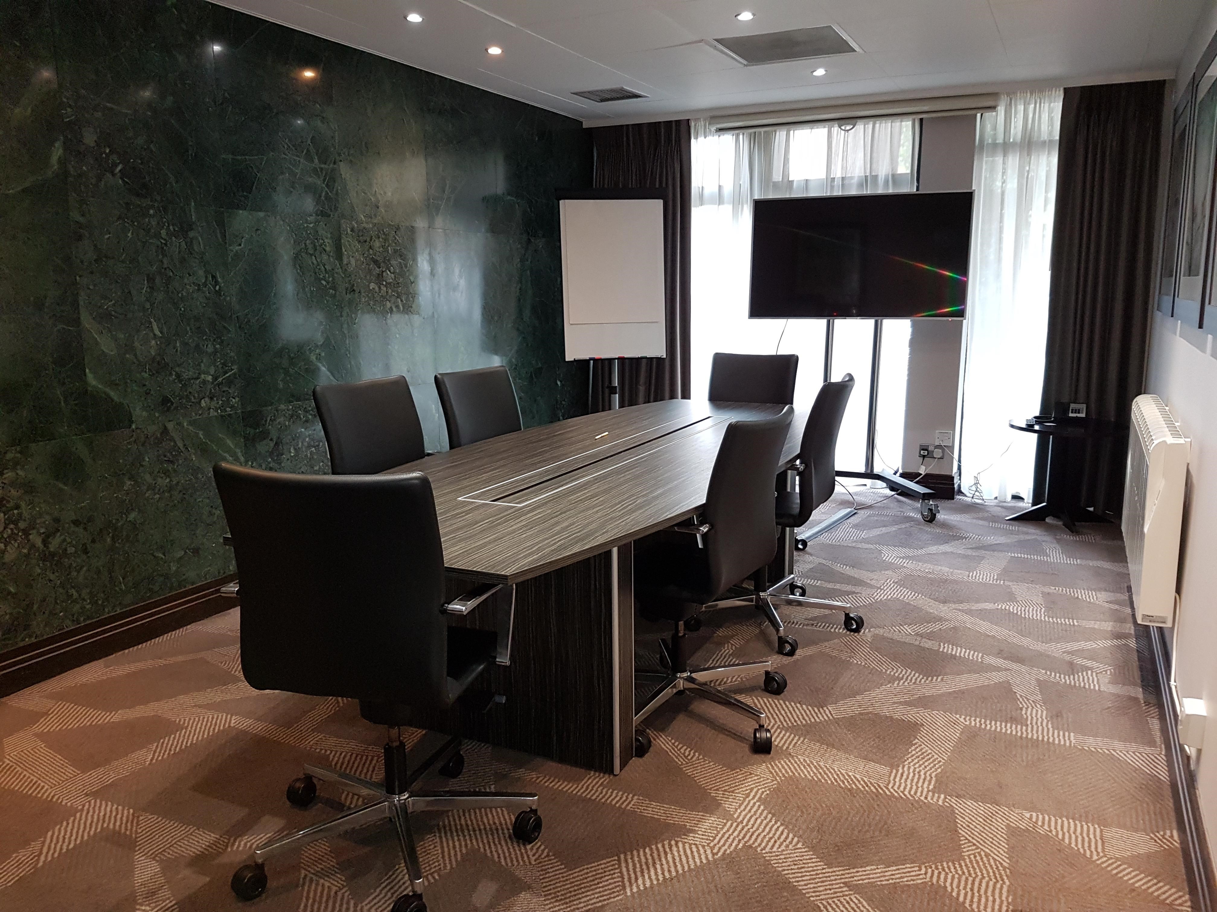 Modern meeting room in Perry Suite, DoubleTree London Ealing, ideal for conferences and presentations.