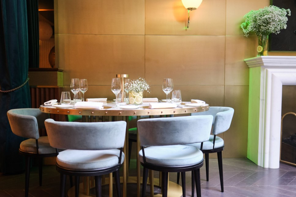 Elegant dining table setup in IT London Space for corporate dinners and gatherings.