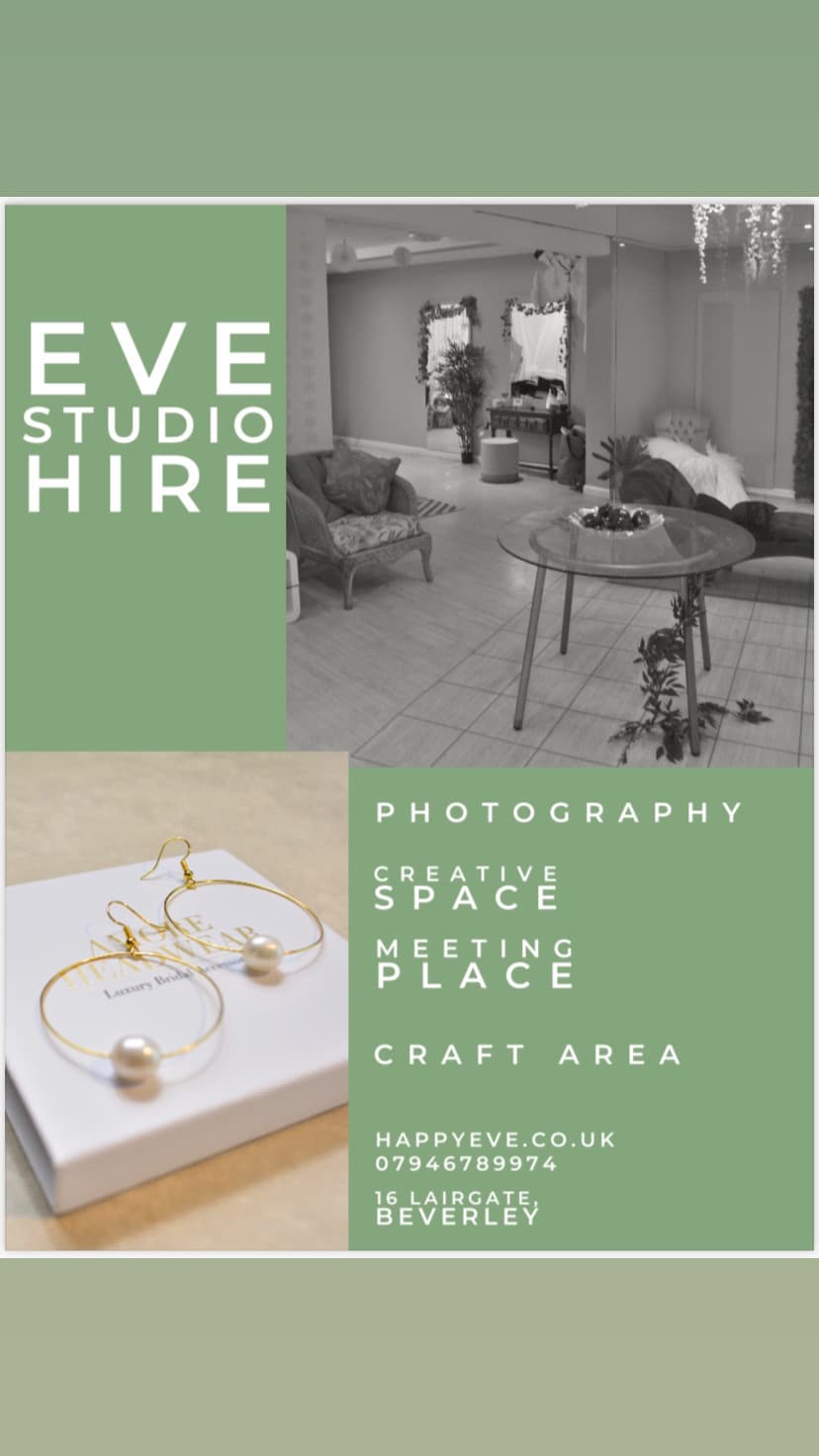 Stylish meeting space with natural light, ideal for workshops and creative events.