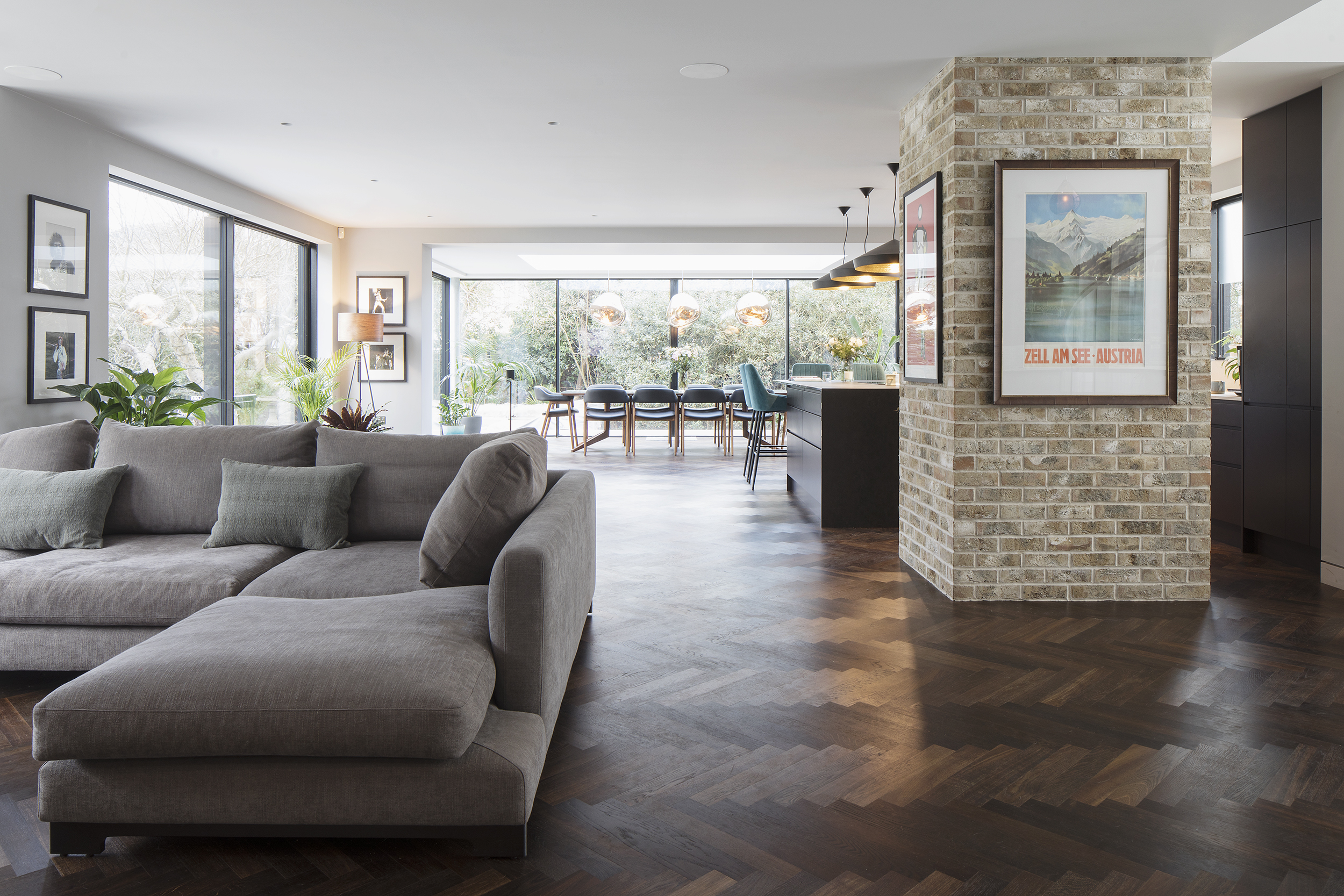 Modern shooting studio in On Kew, ideal for intimate meetings and small events.