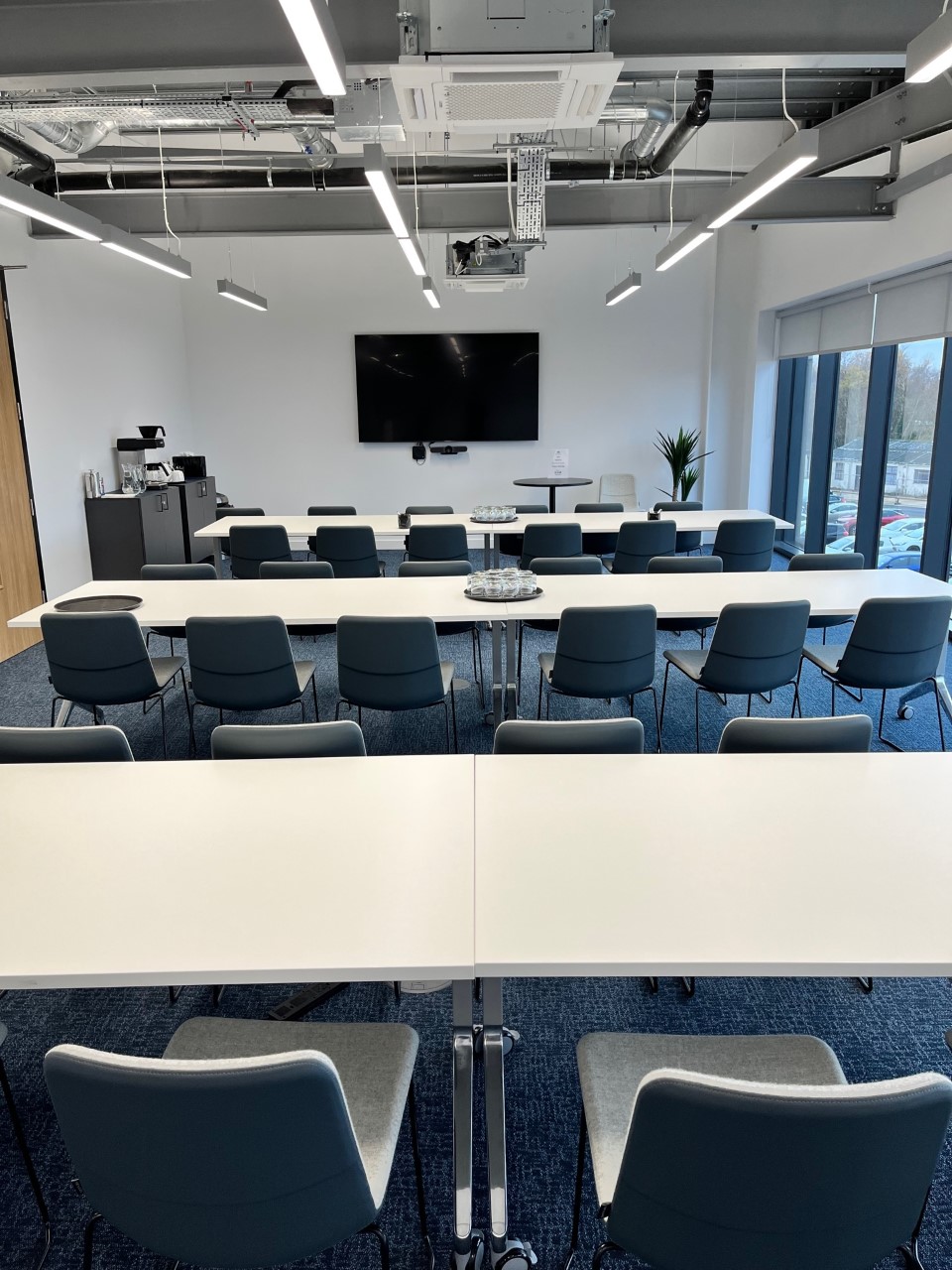 SmartBase meeting room with classroom tables, ideal for workshops and collaboration.