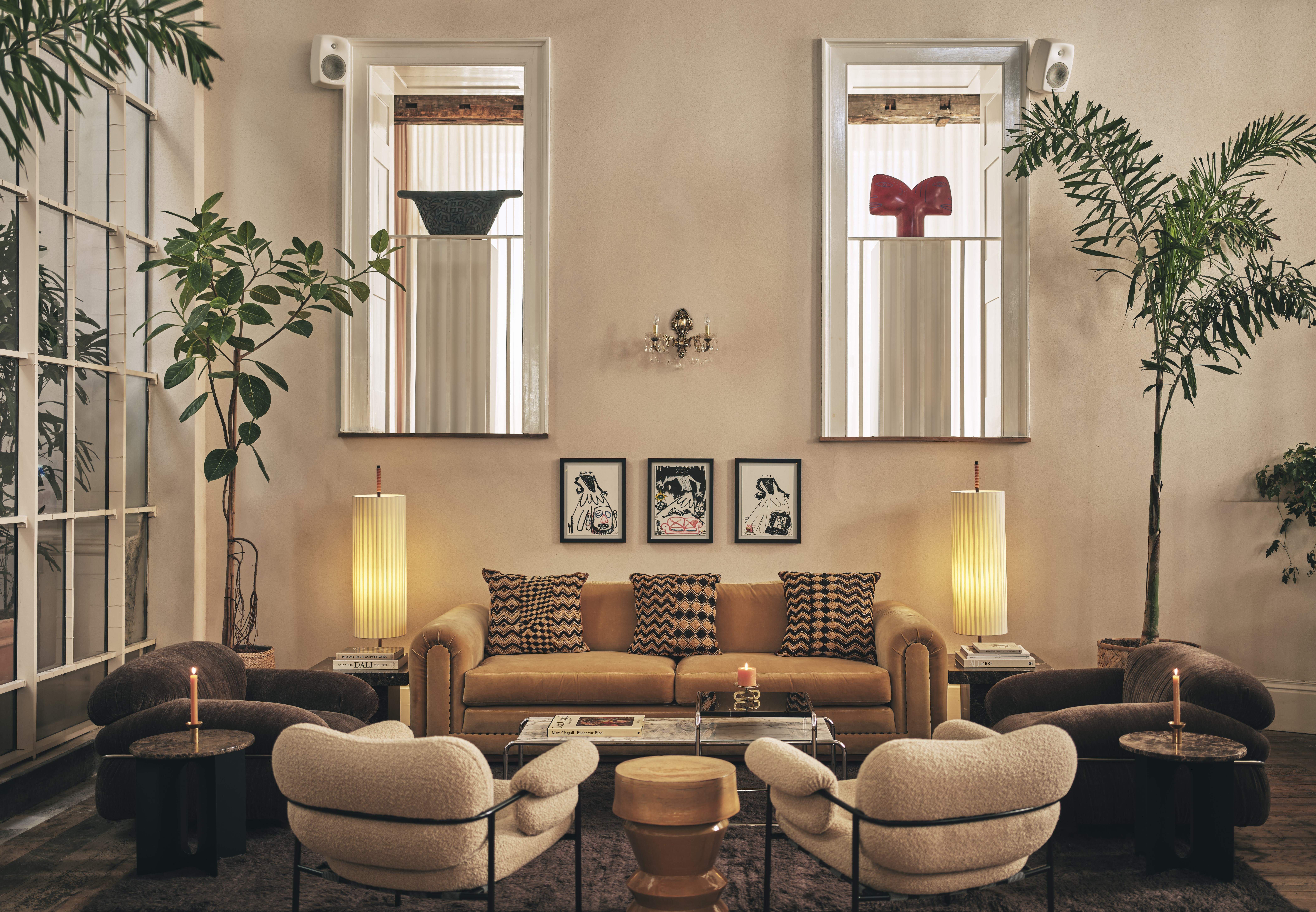 Stylish lounge at Knotel Workclub, ideal for networking and informal meetings.