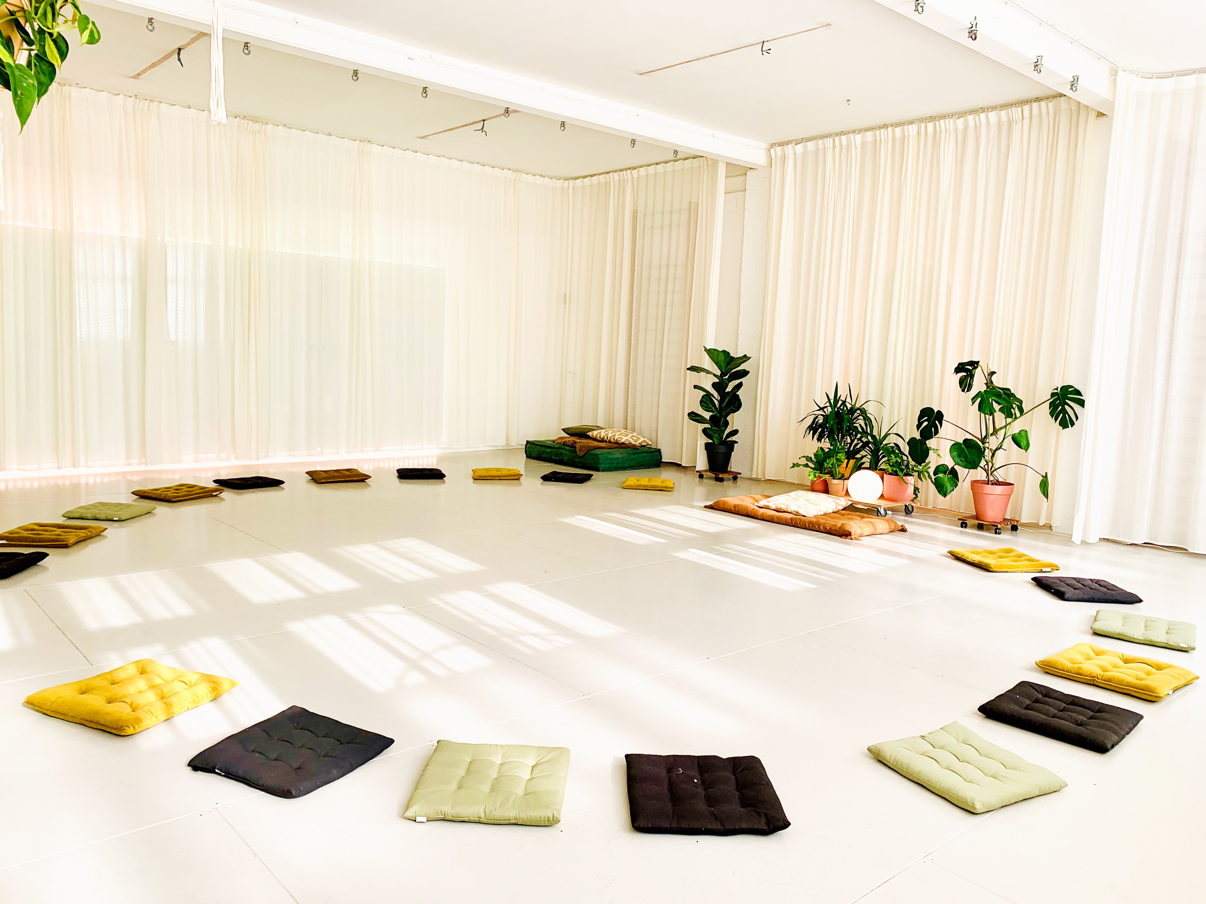 Intimate meeting space with circular cushions for workshops and mindfulness sessions.