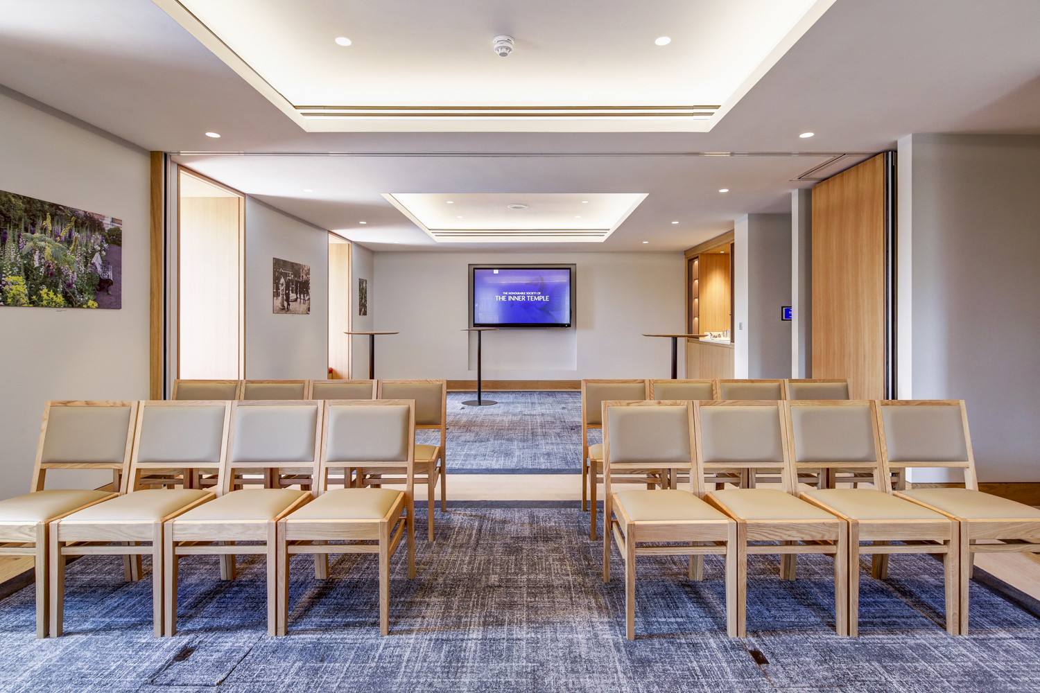 Modern meeting room with large screen, ideal for presentations and discussions.
