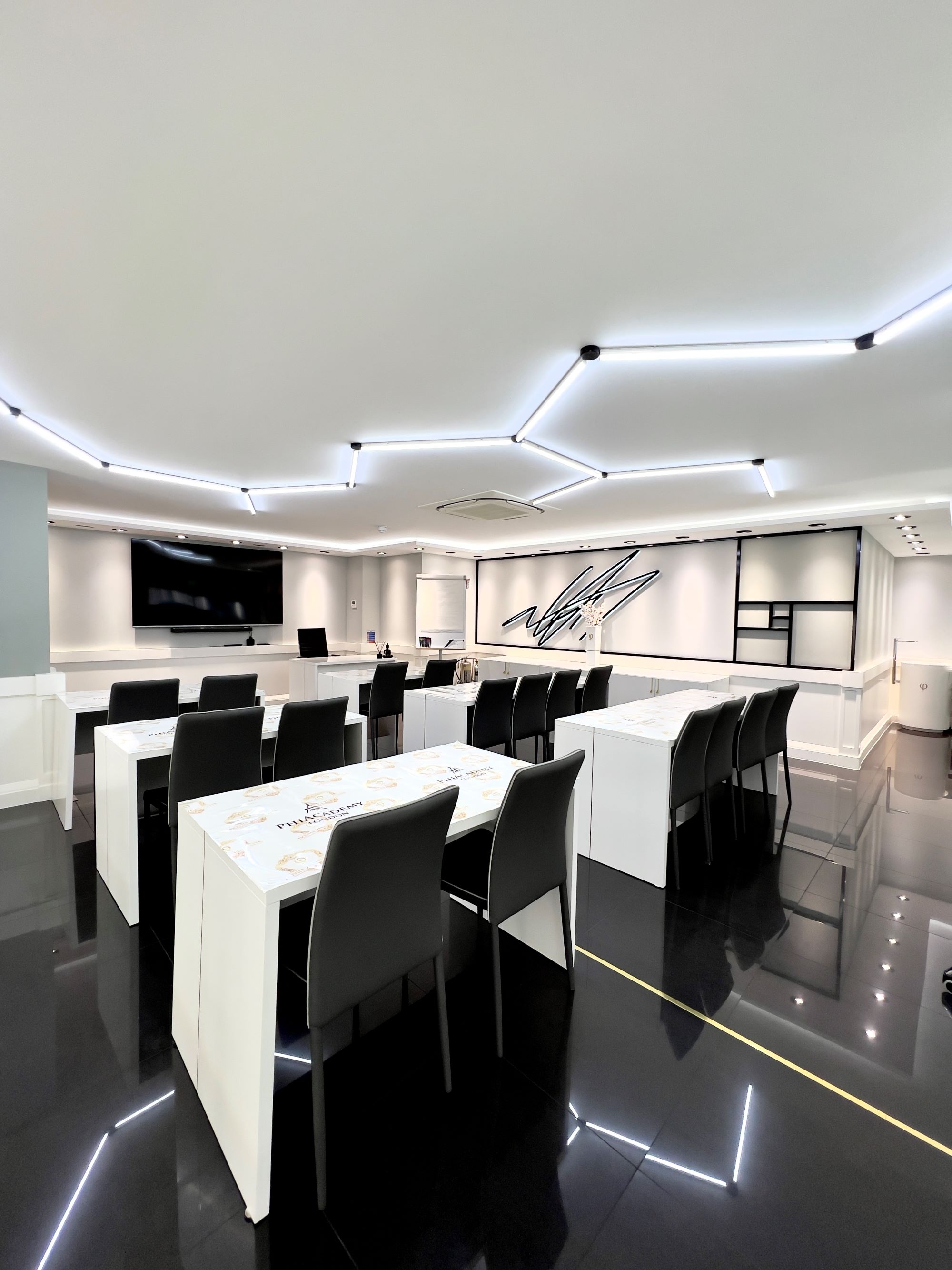Modern meeting room at Phi Academy with sleek design, ideal for workshops and presentations.