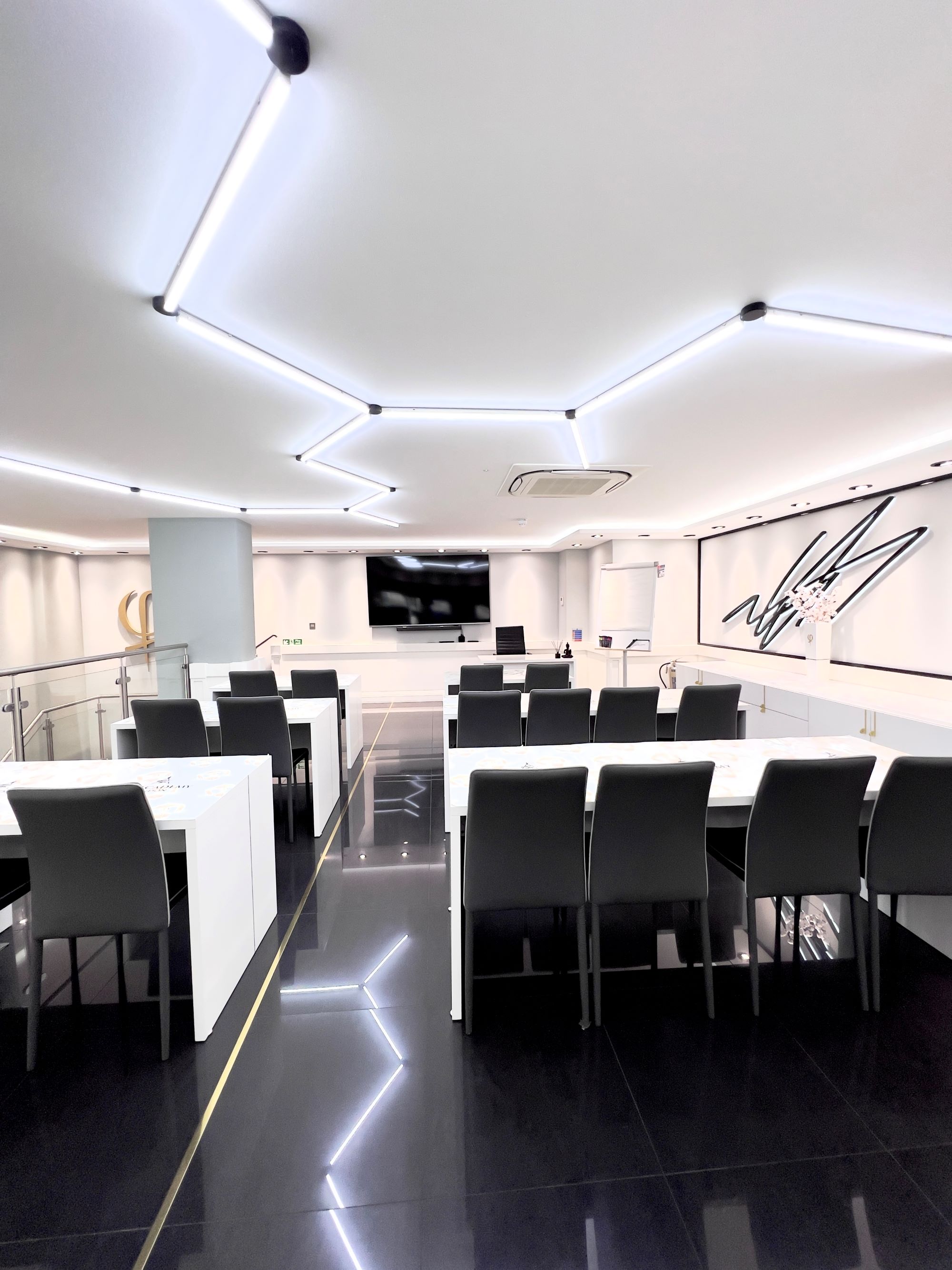 Modern meeting room at Phi Academy, ideal for corporate events and workshops.