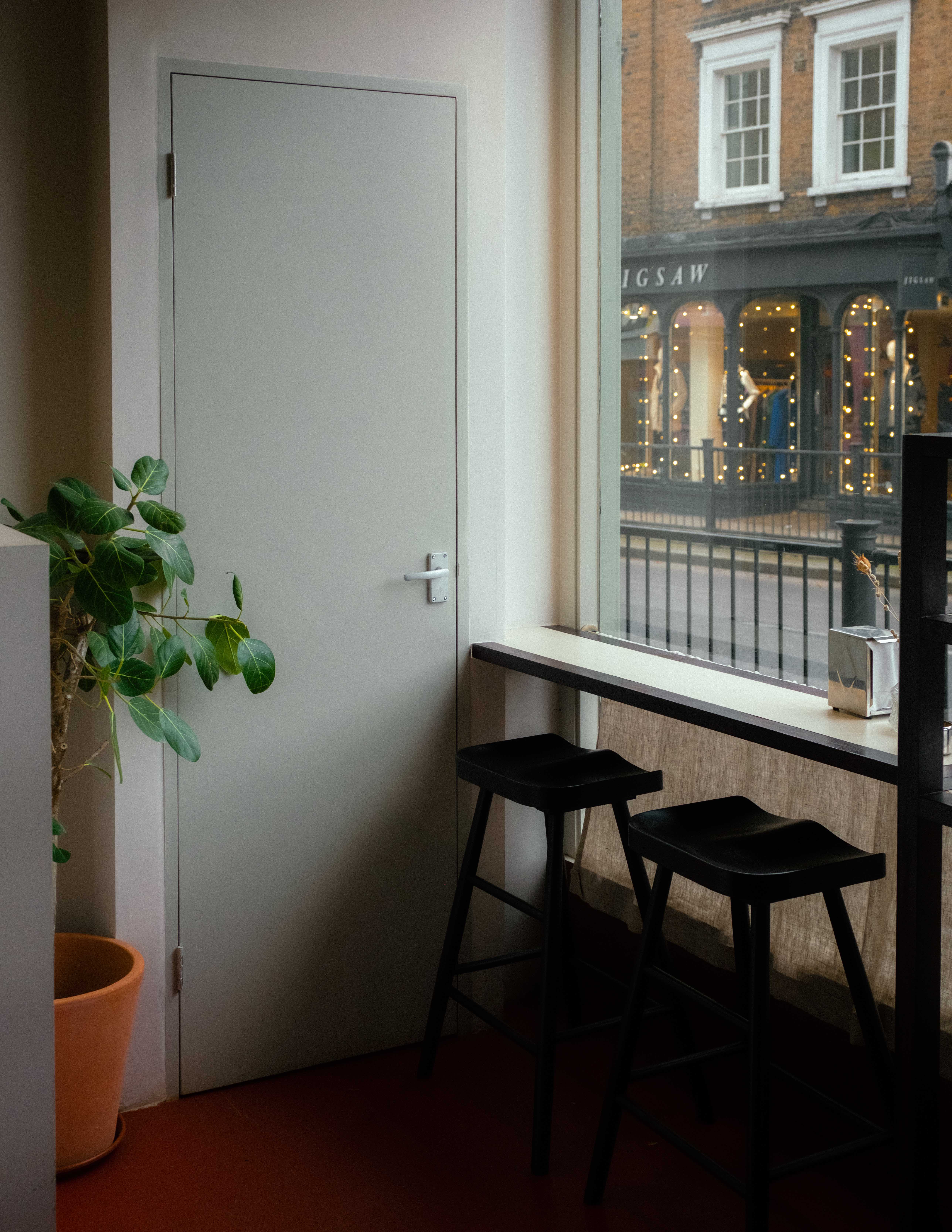 Minimalist meeting space with natural light, ideal for brainstorming and gatherings.