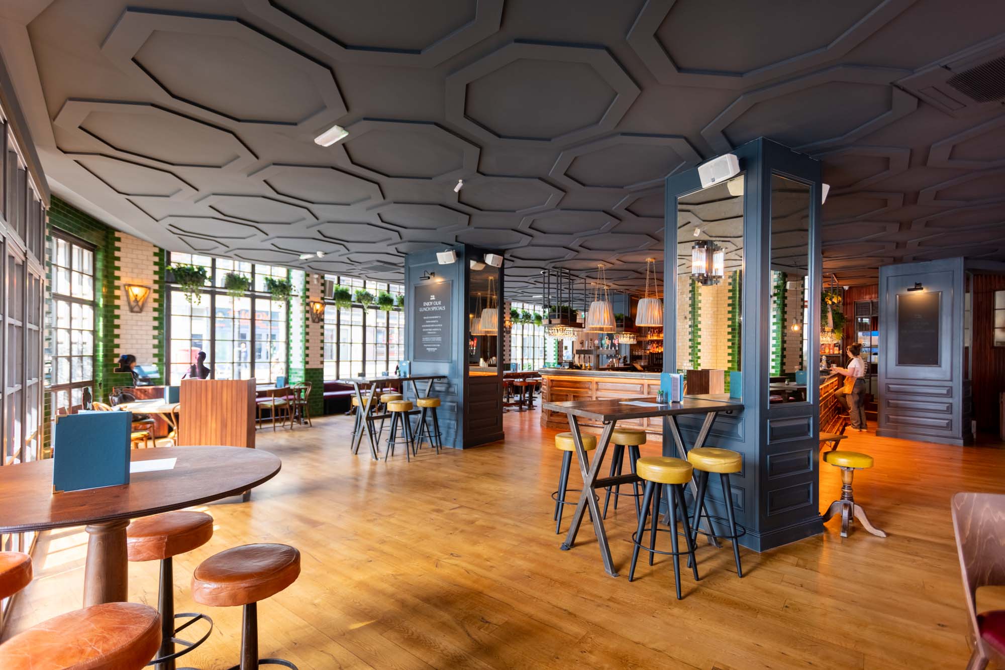 Main Bar in Singer Tavern: modern venue with stylish interior for networking events.