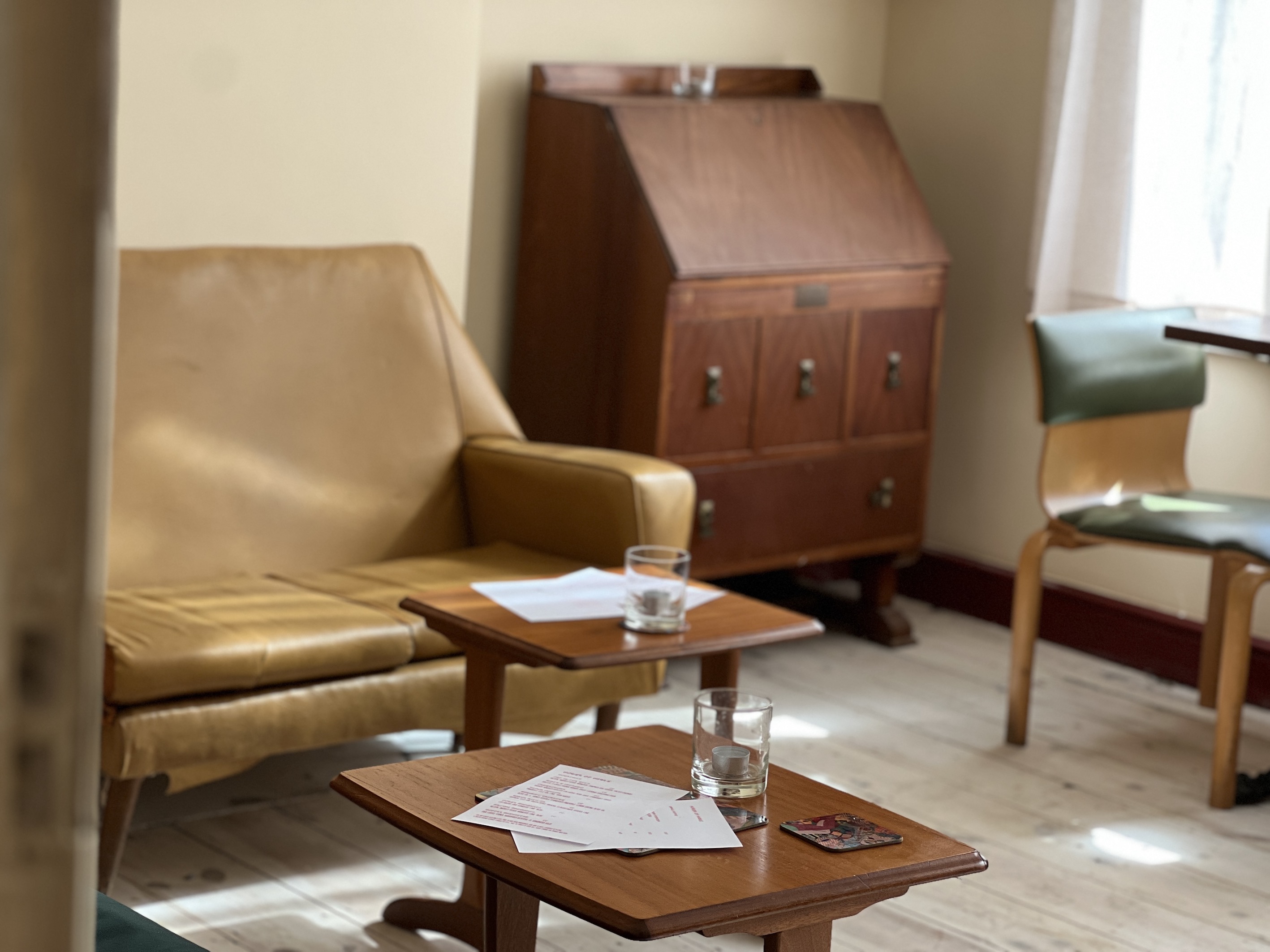 Cozy private dining room with vintage sofa, perfect for meetings and brainstorming sessions.