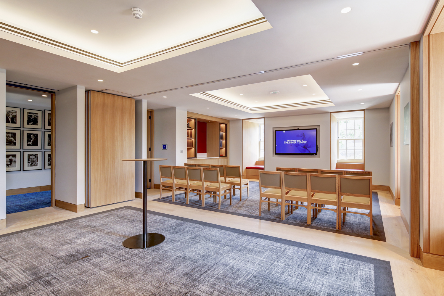 Modern meeting room with large screen, ideal for workshops and team meetings.