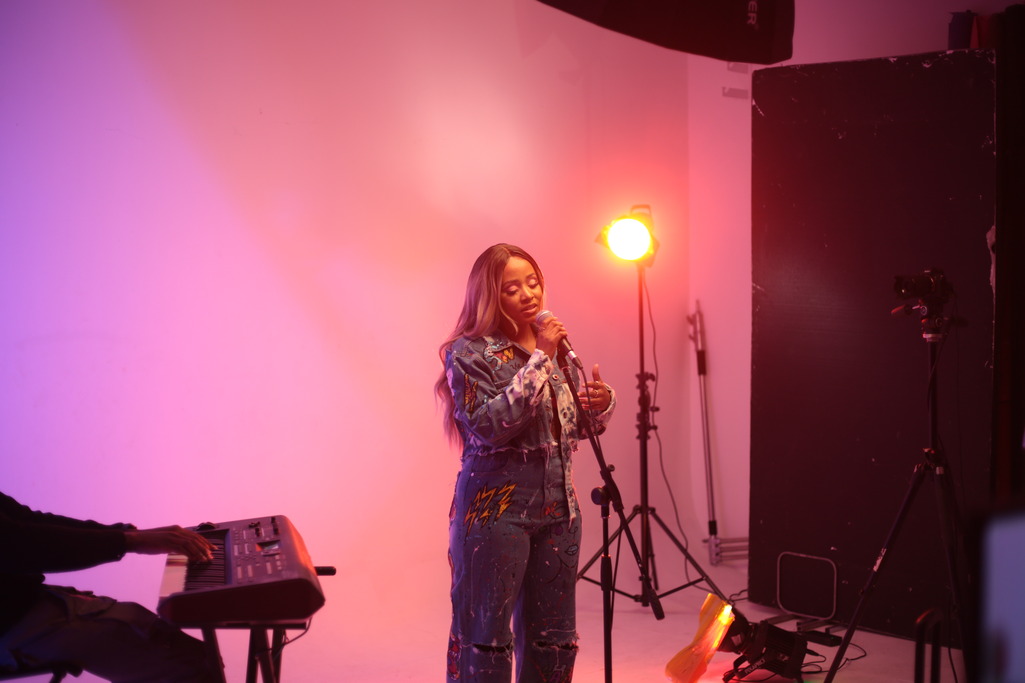 White Room - addb1jltjph.jpg