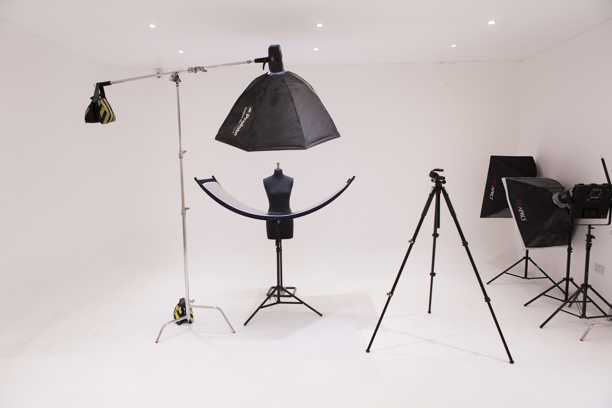 White Room photography studio with softboxes, ideal for events and promotional shoots.