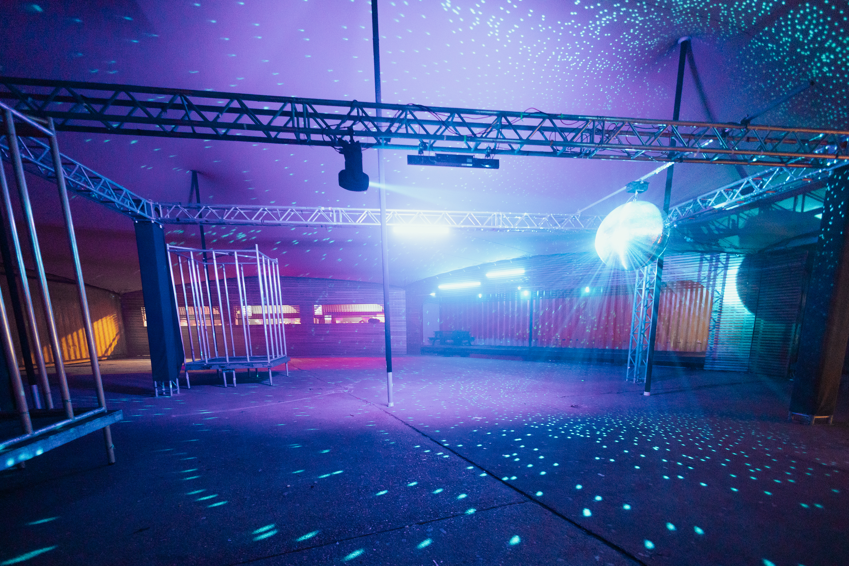 Courtyard - wavtz4sa1gt.jpg