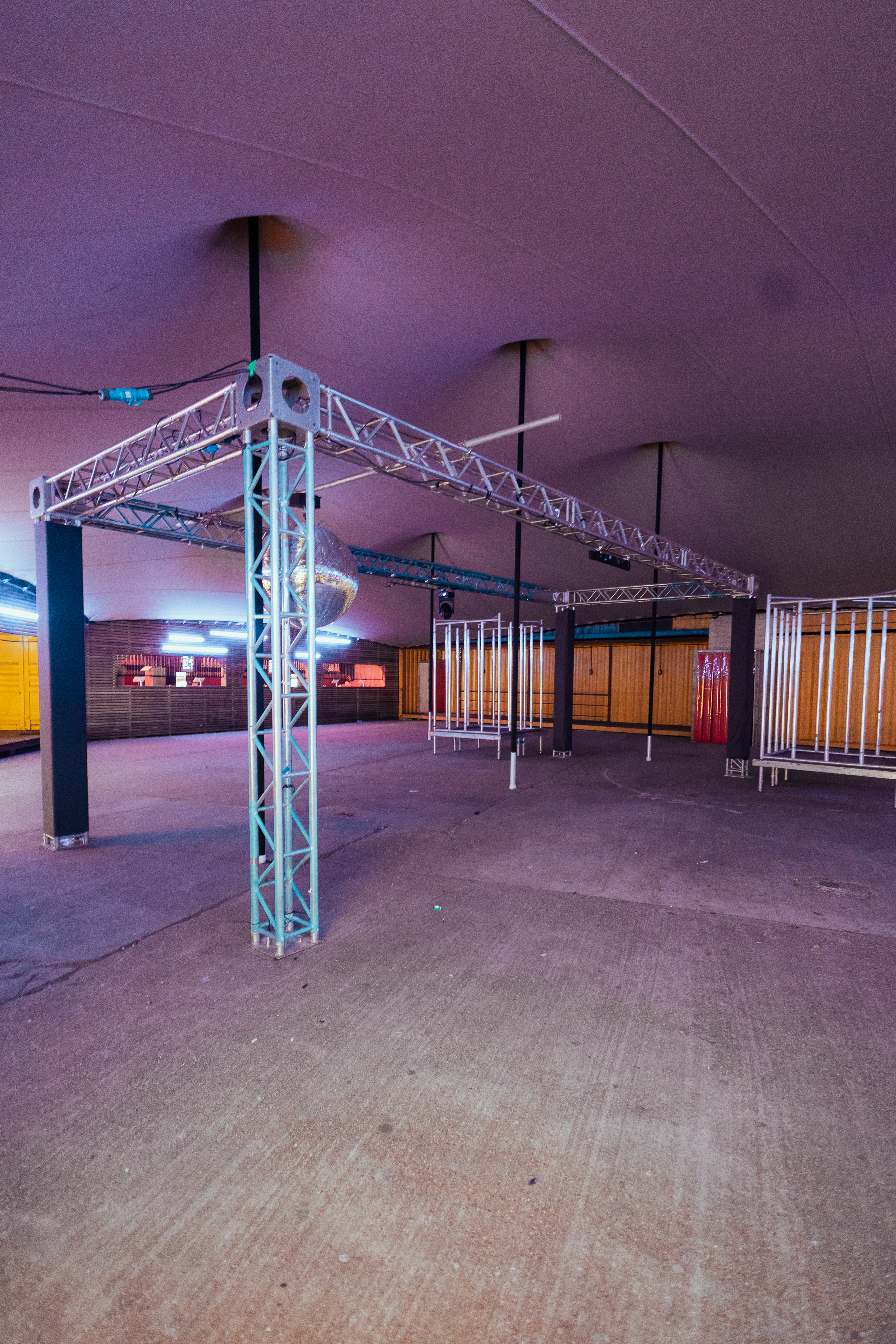 Versatile event space with truss system for corporate meetings and exhibitions.