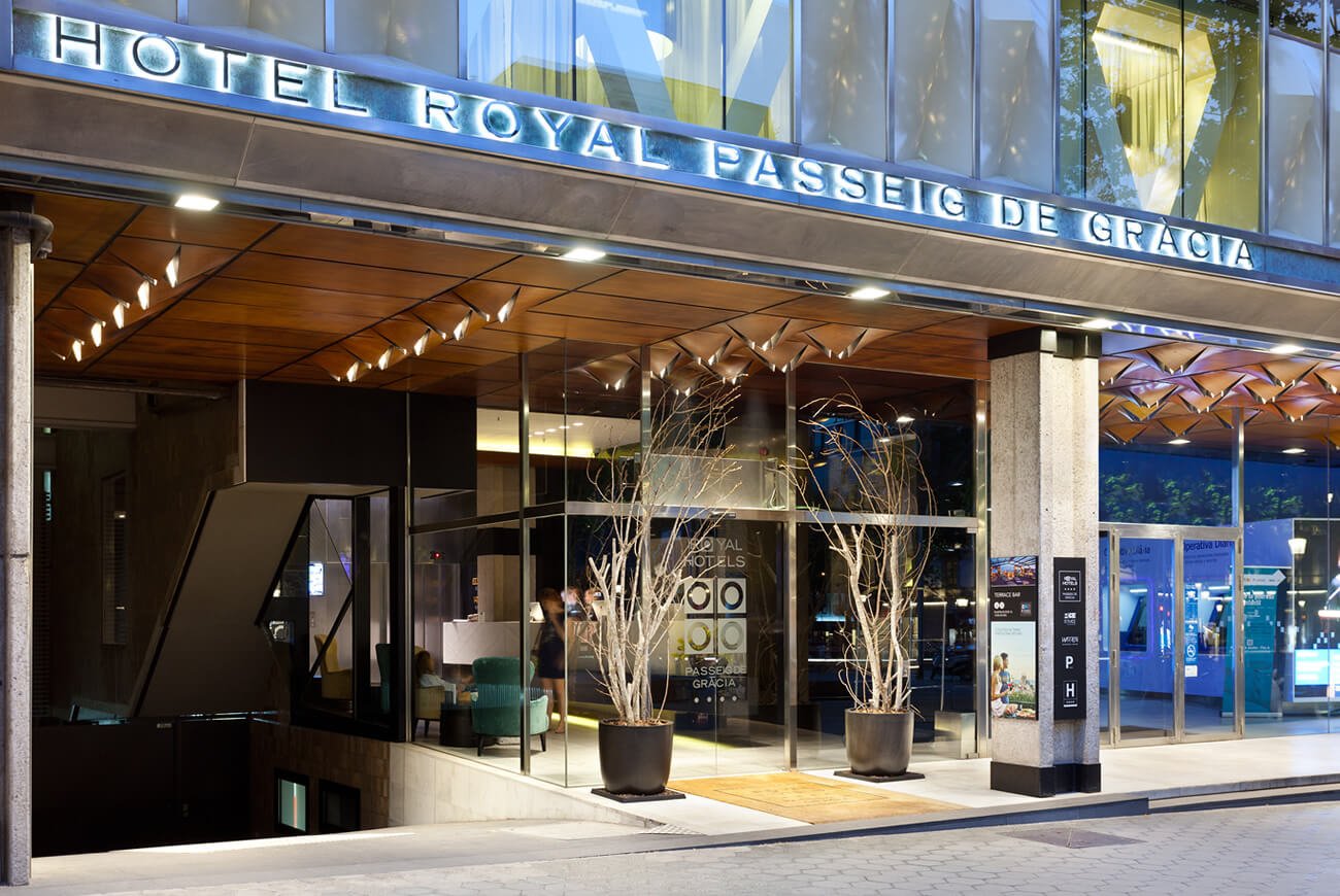 Modern entrance of Royal Passeig de Gracia Hotel for upscale meetings and events.