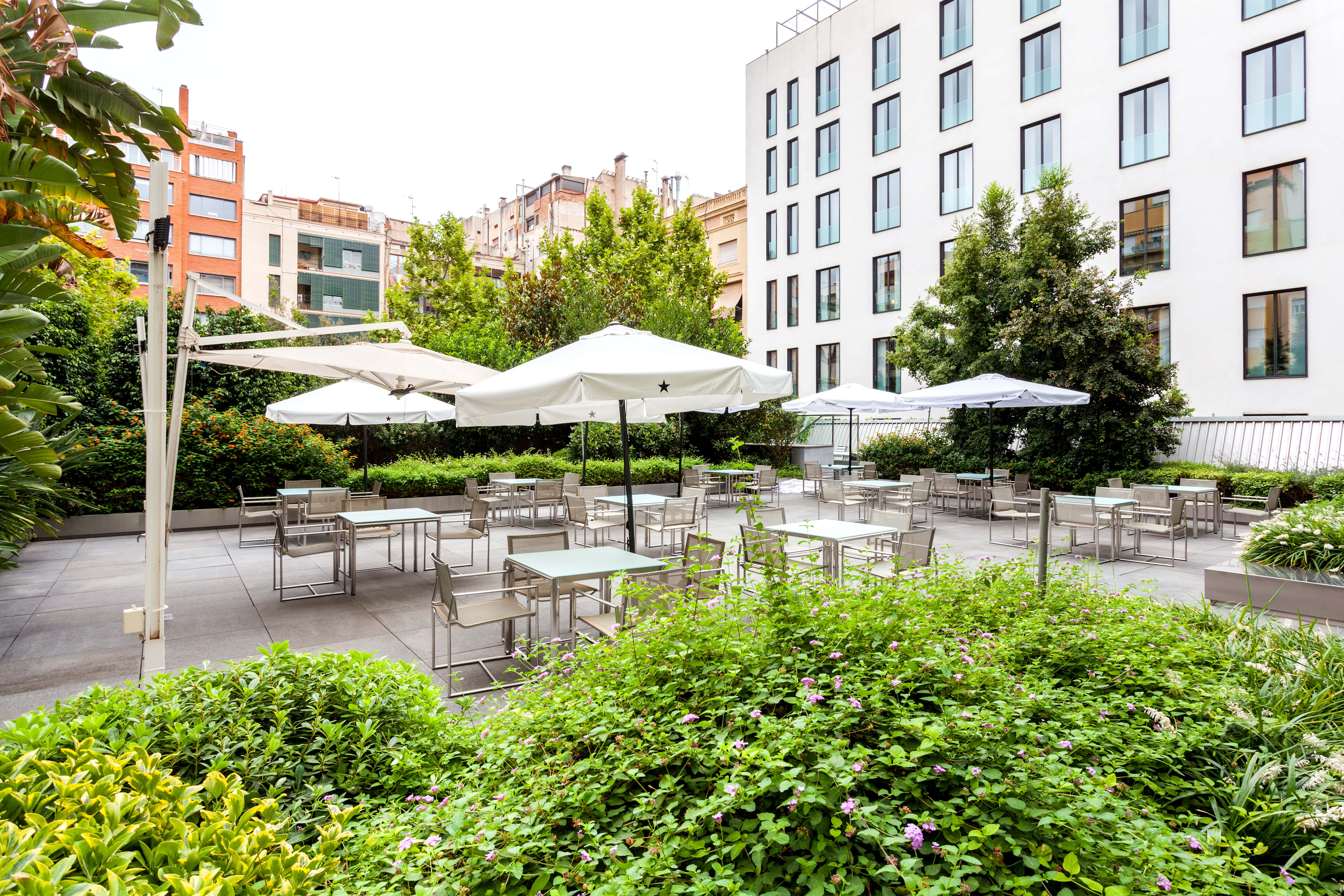 Outdoor meeting space with modern furniture at Royal Passeig de Gracia Hotel for events.