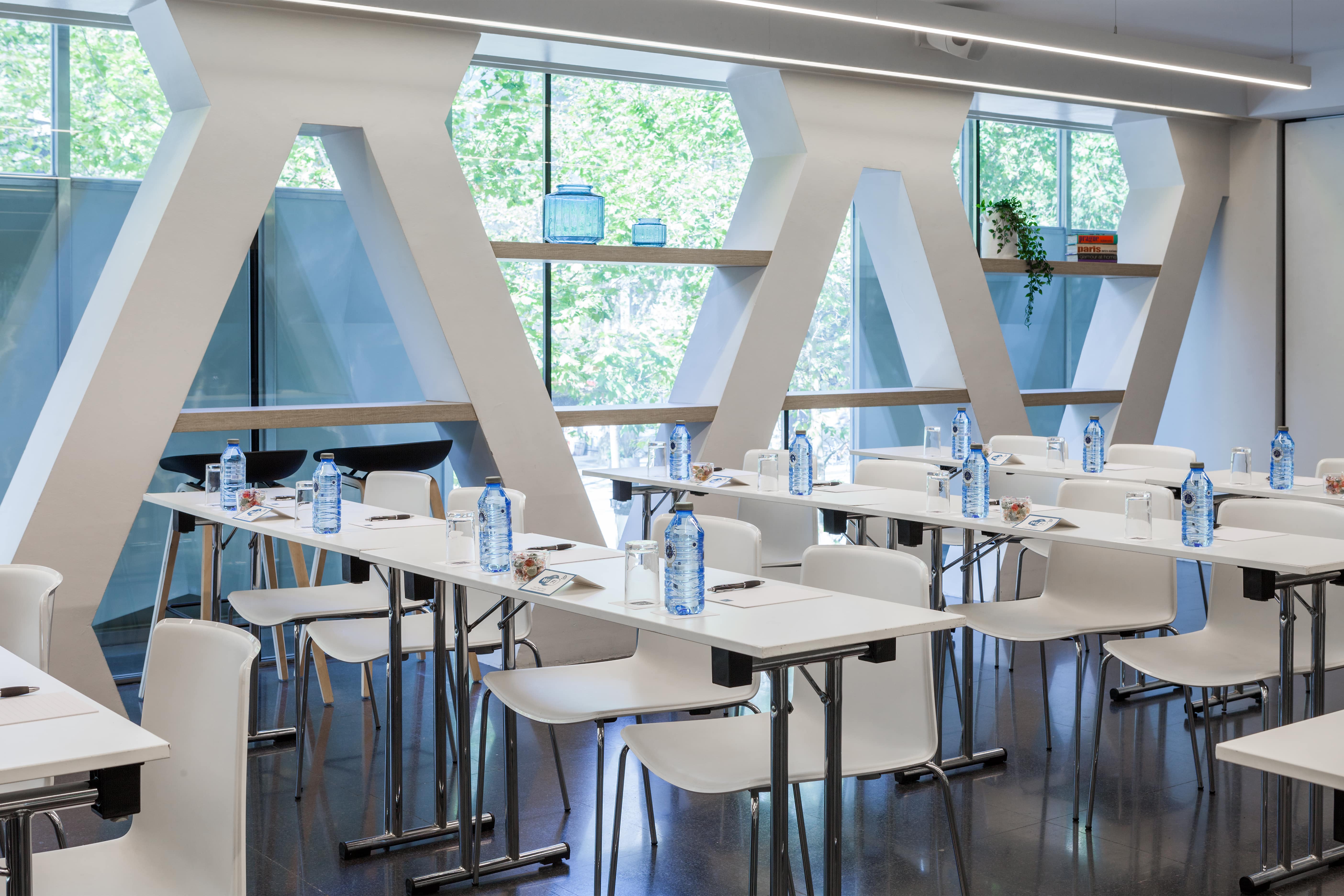 Modern meeting room with natural light, ideal for workshops and corporate events.