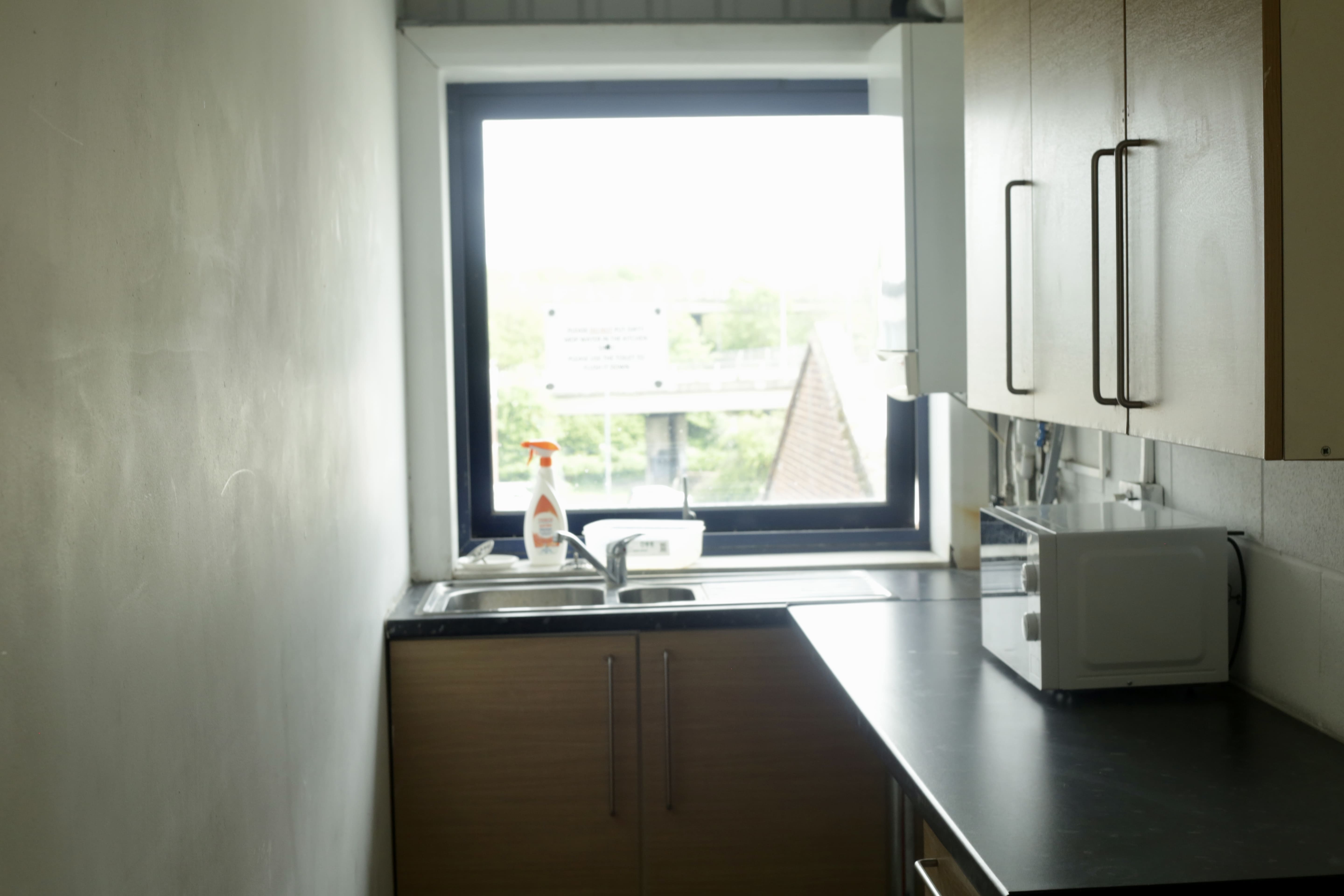 Modern kitchenette in Blankbox Studio meeting room with natural light for events.
