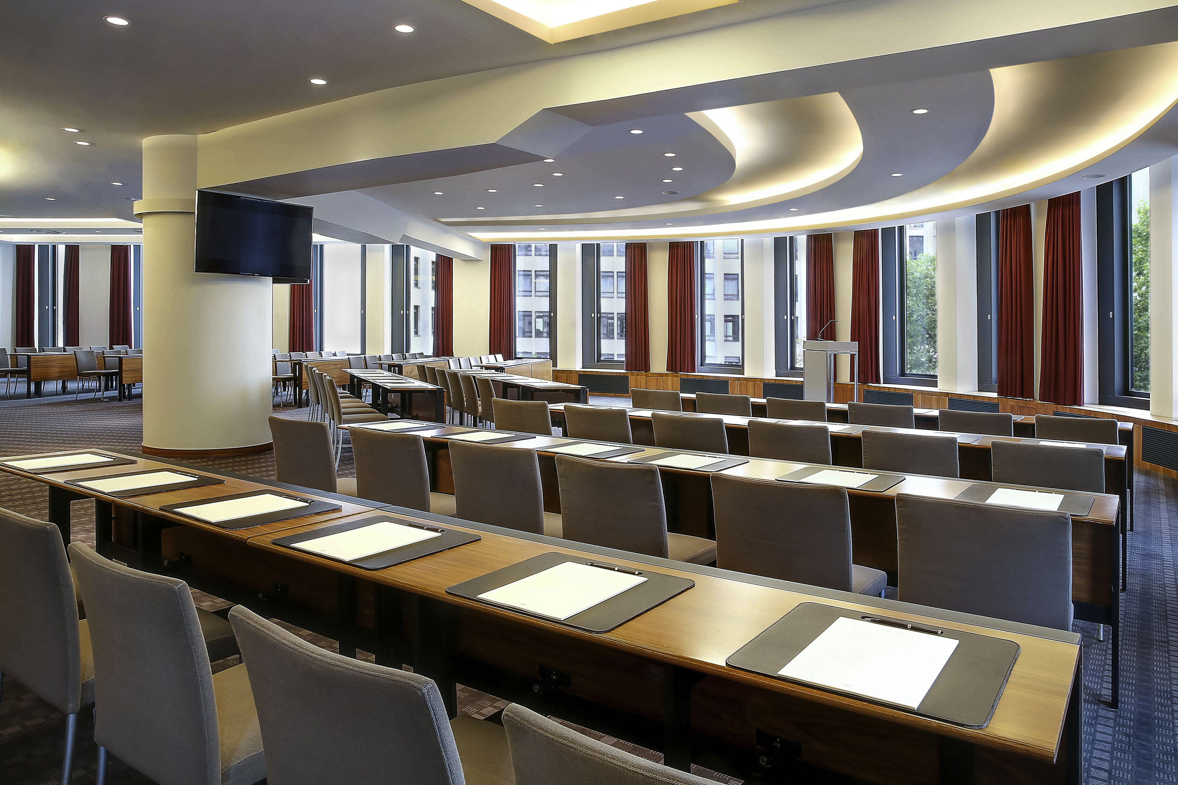 Dorint Kurfürstendamm Berlin meeting room with natural light for corporate events.